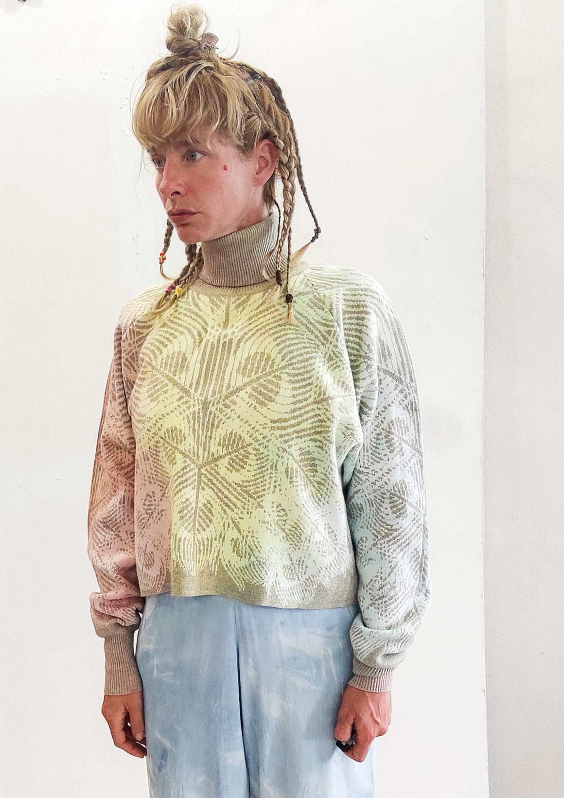 HANDPAINTED - SWEATER TURTLENECK - KNIT JACQUARD beige/white painted