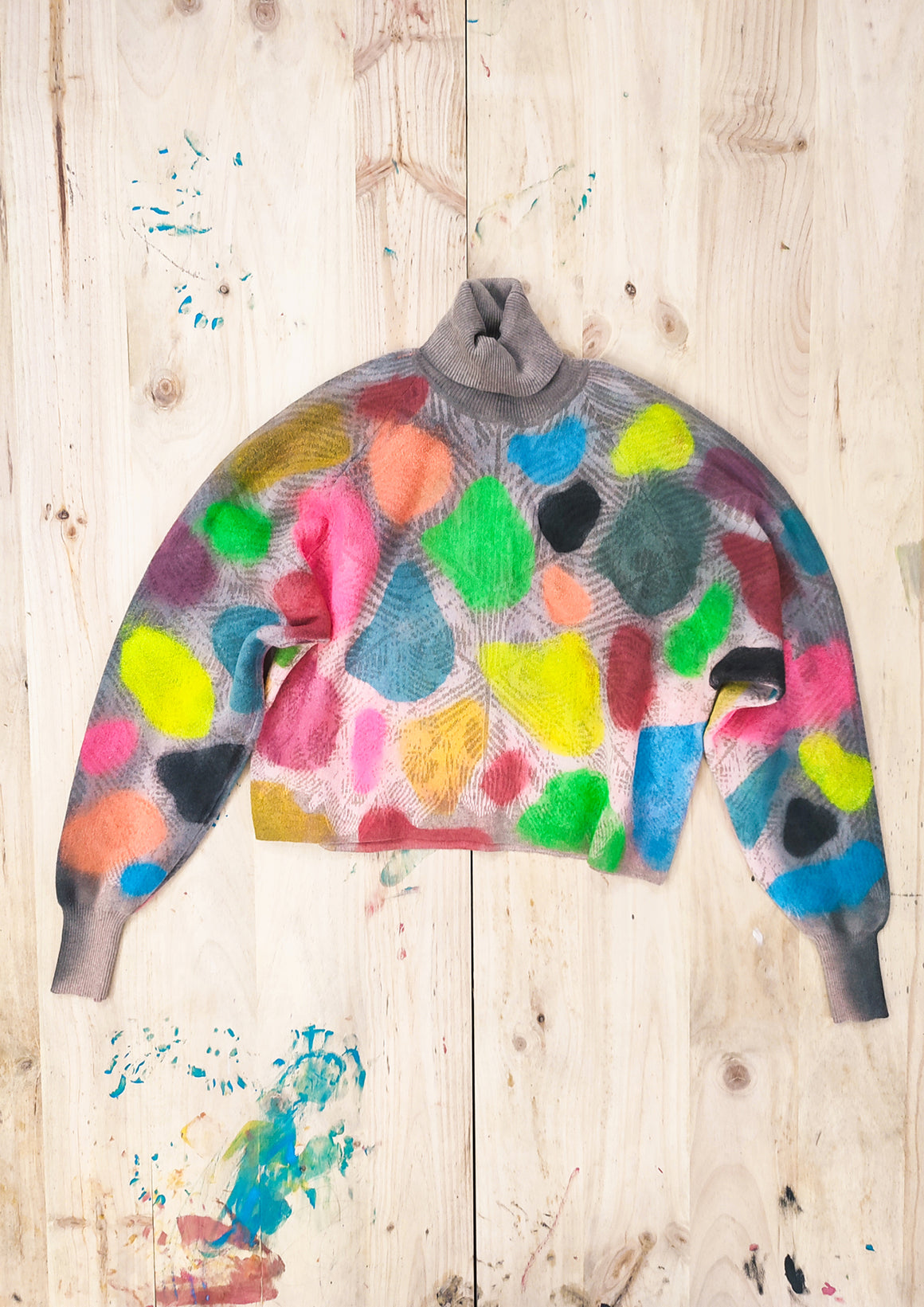 HANDPAINTED - SWEATER TURTLENECK - KNIT JACQUARD beige/white painted
