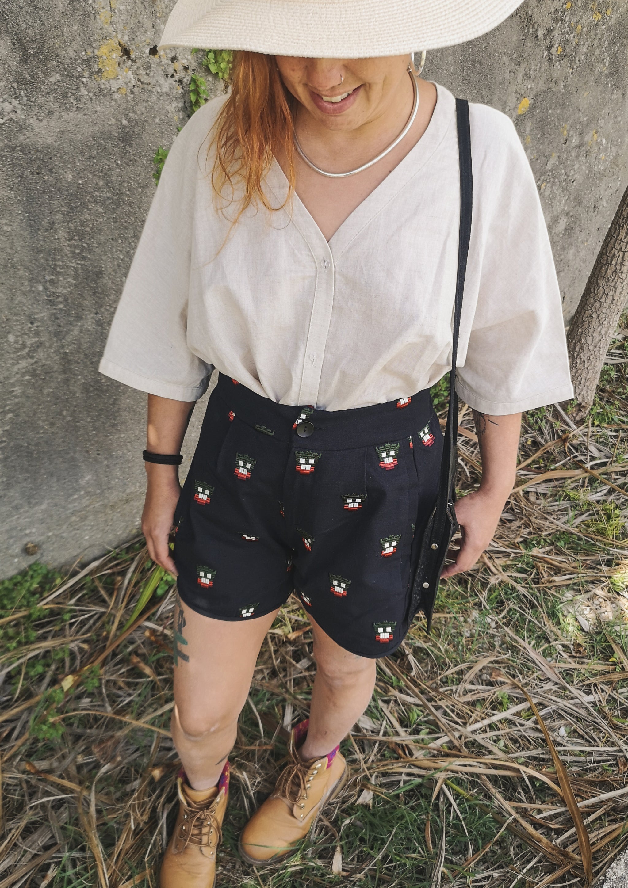 SHORTS HIGH WAIST - LINEN black with embroidery - BERENIK