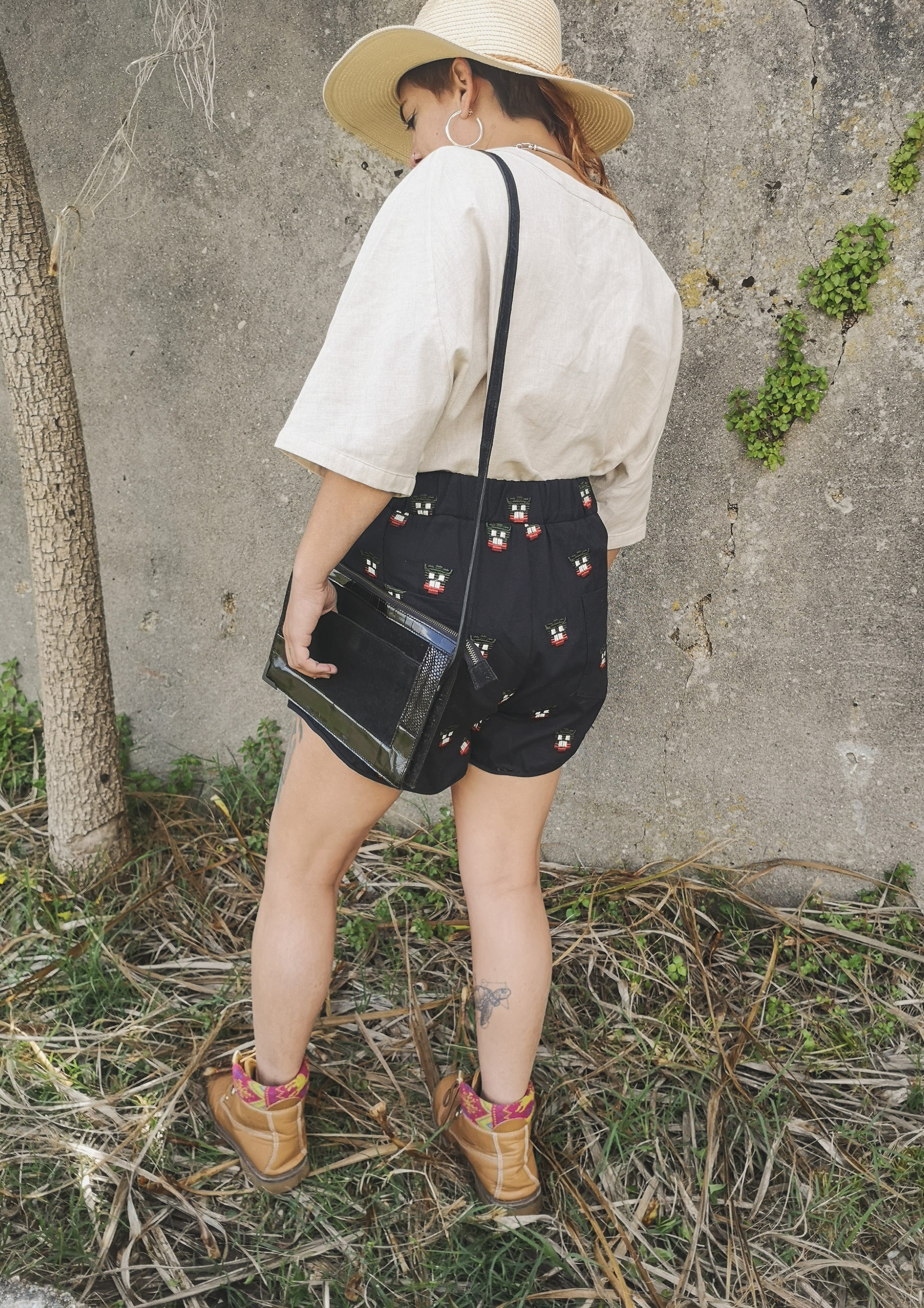 SHORTS HIGH WAIST - LINEN black with embroidery - BERENIK