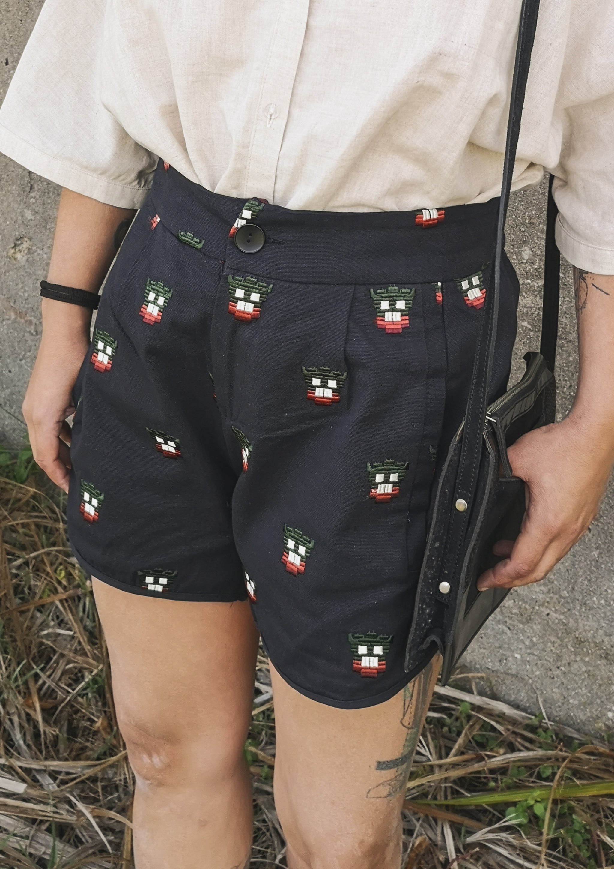SHORTS HIGH WAIST - LINEN black with embroidery - BERENIK
