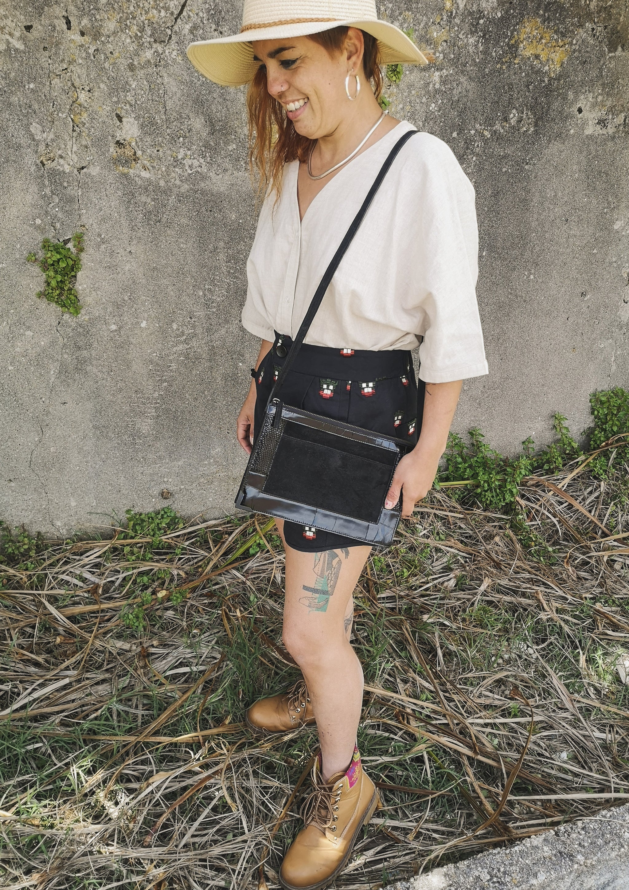 SHORTS HIGH WAIST - LINEN black with embroidery - BERENIK