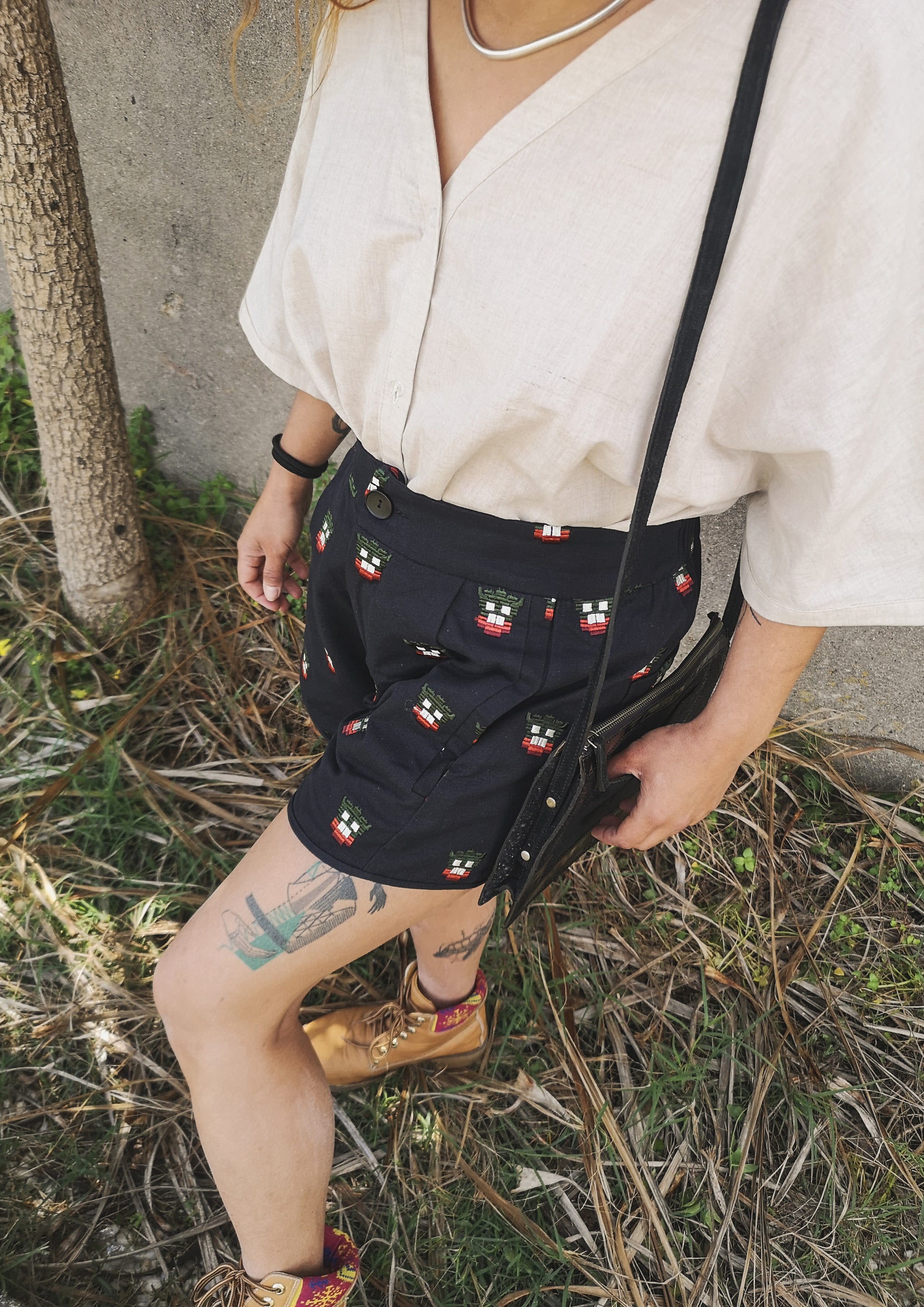 SHORTS HIGH WAIST - LINEN black with embroidery - BERENIK
