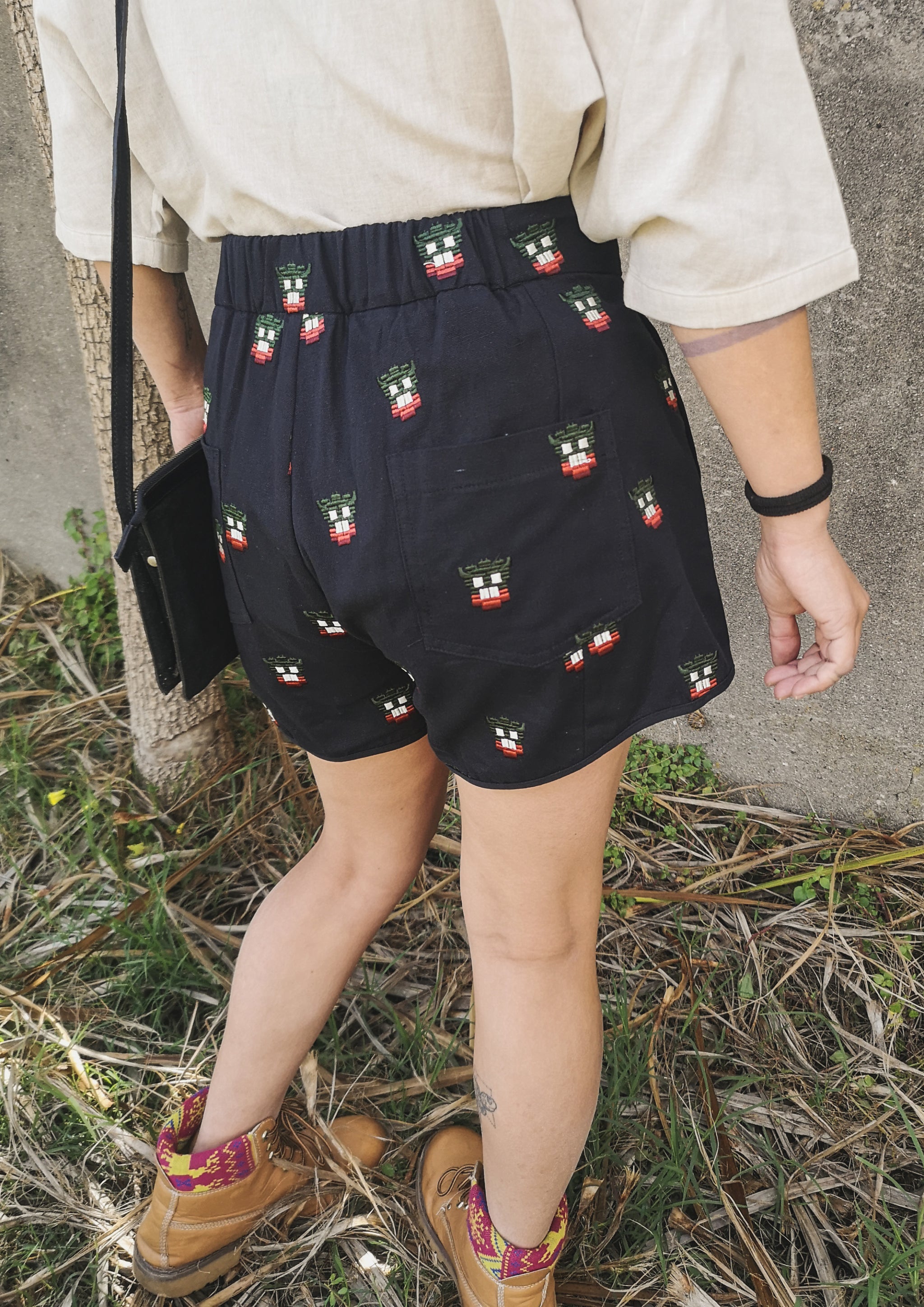 SHORTS HIGH WAIST - LINEN black with embroidery - BERENIK