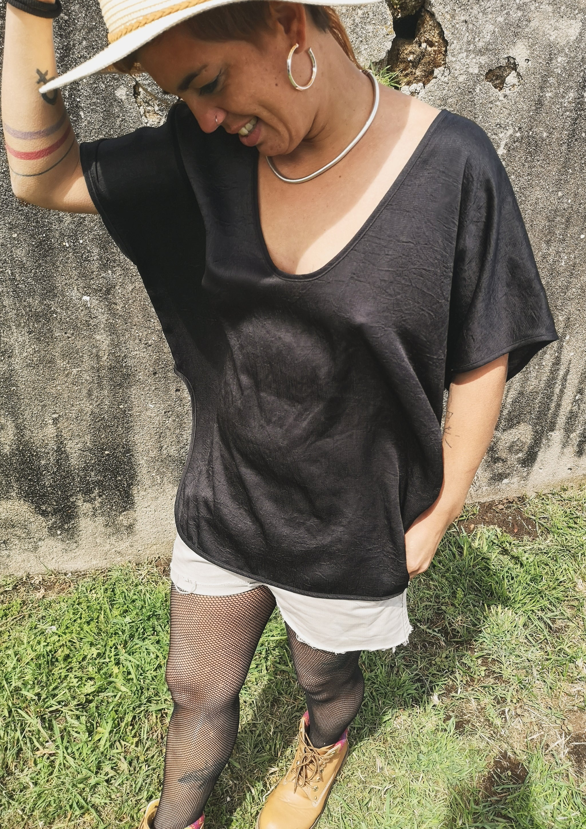 SHIRT SLEEVELESS-V-COLLAR - black shiny - BERENIK