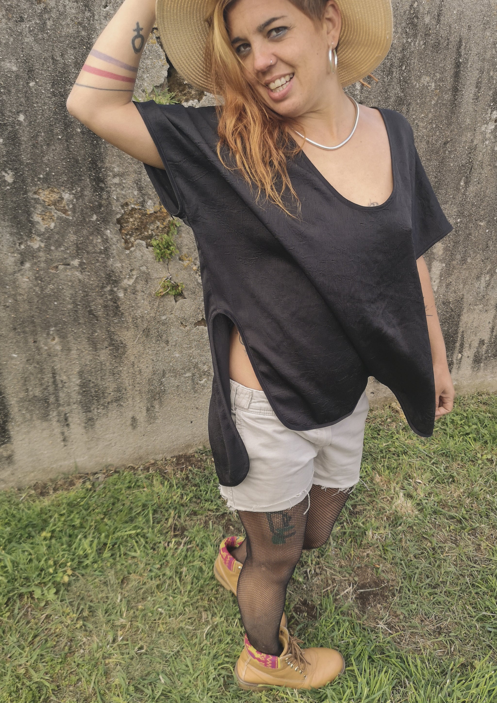 SHIRT SLEEVELESS-V-COLLAR - black shiny - BERENIK