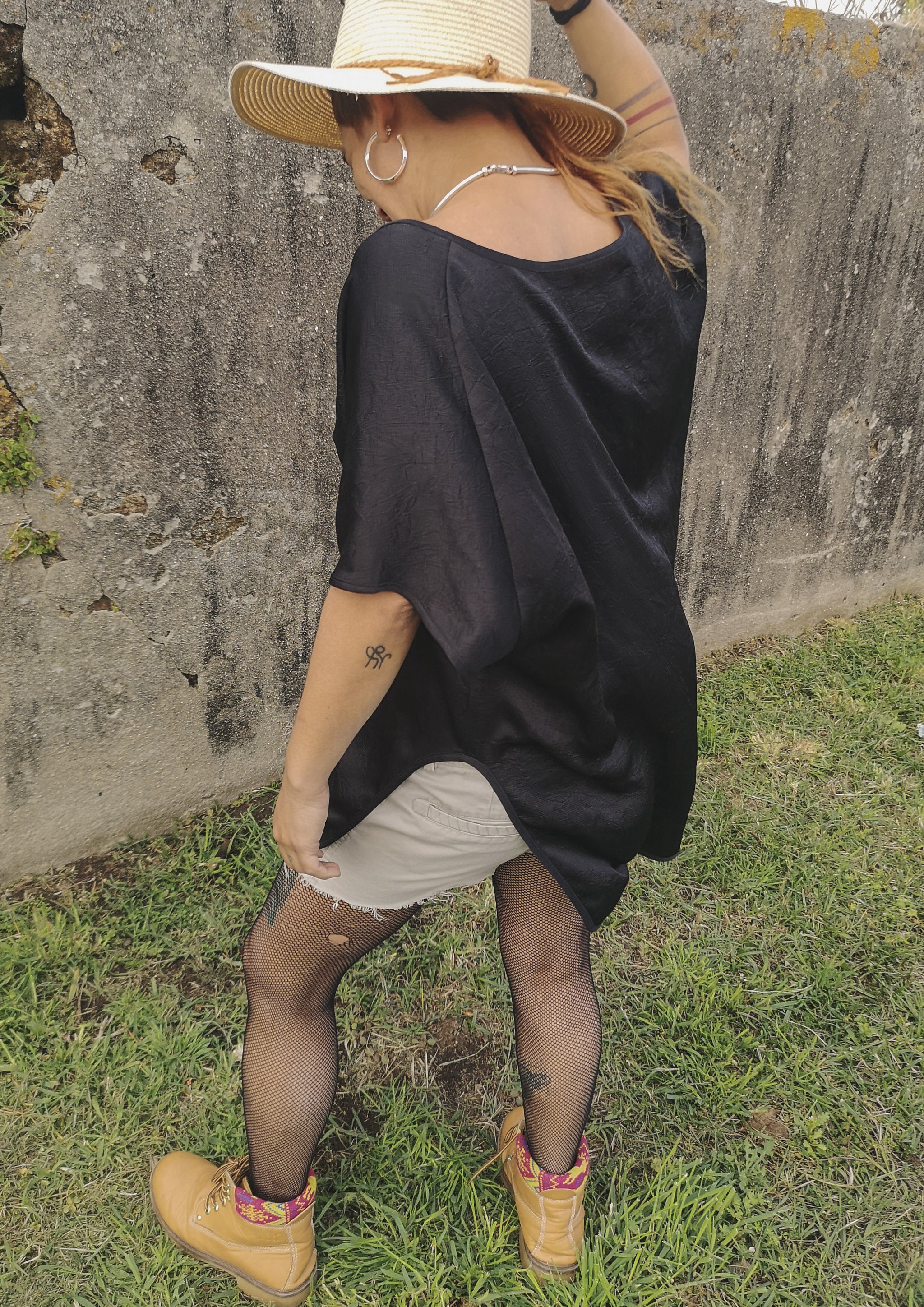 SHIRT SLEEVELESS-V-COLLAR - black shiny - BERENIK