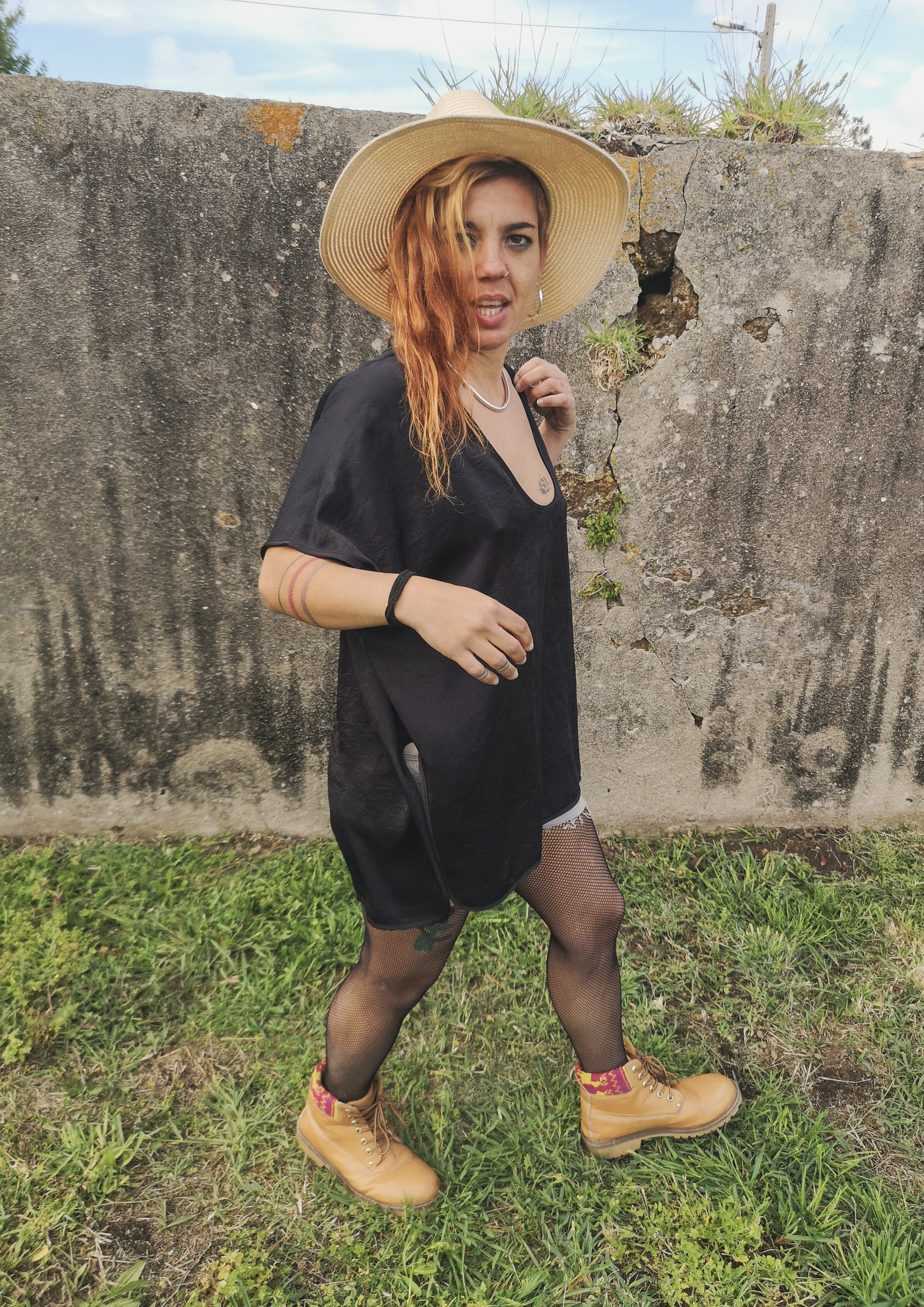 SHIRT SLEEVELESS-V-COLLAR - black shiny - BERENIK