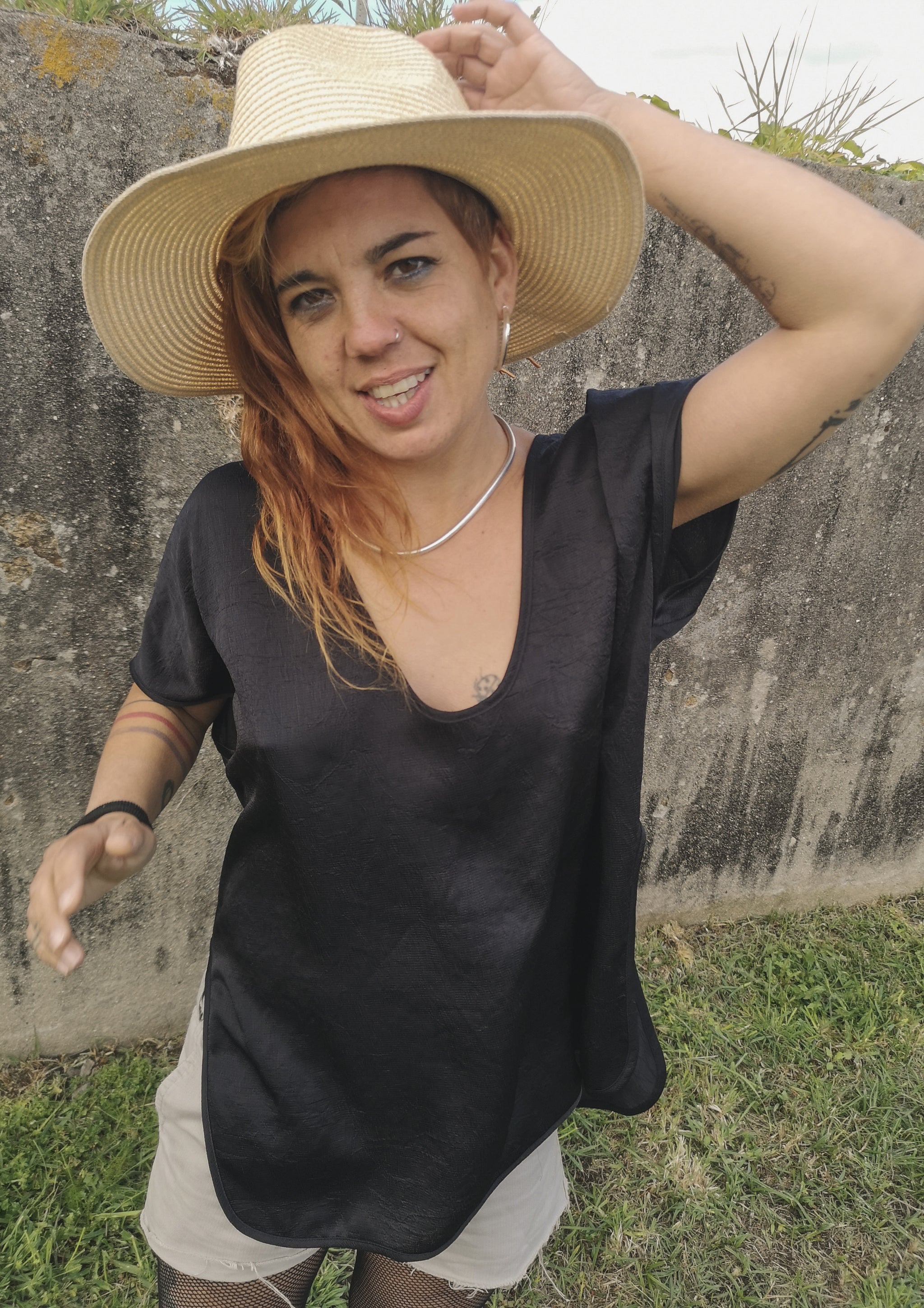 SHIRT SLEEVELESS-V-COLLAR - black shiny - BERENIK