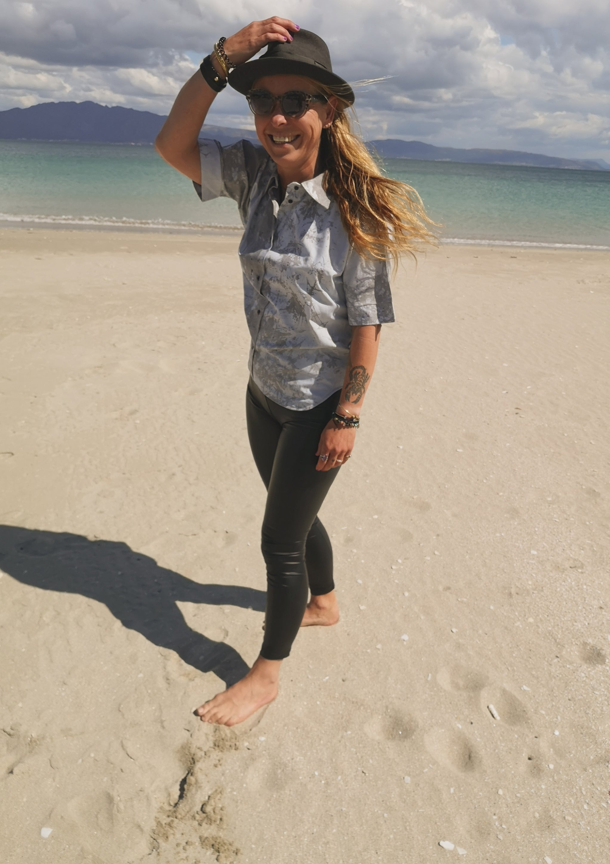 HOMEMADE - UNIQUE BLOUSE UNISEX - HAND PAINTED - light blue / grey - BERENIK