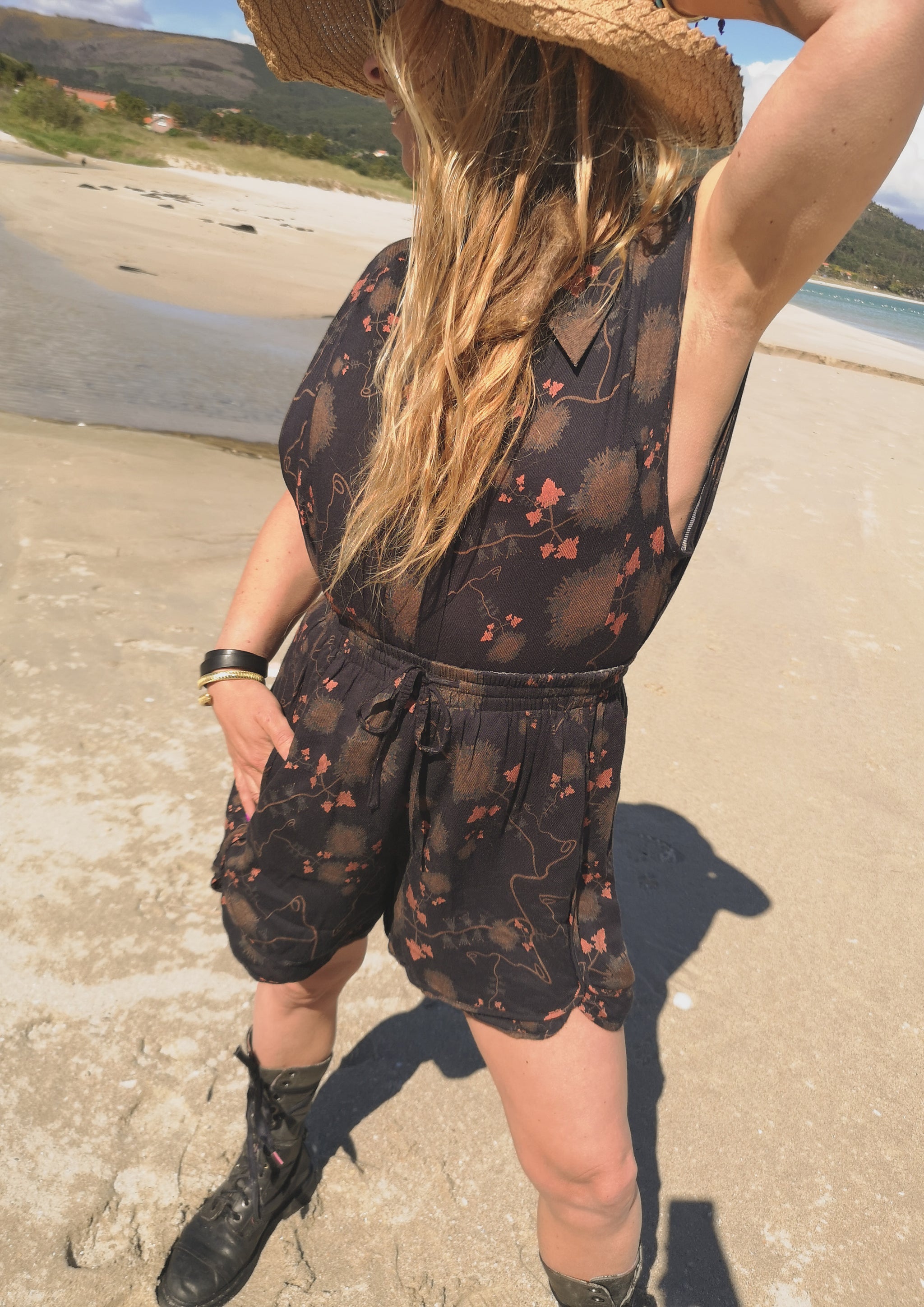 SHORTS WIDE - SILKY RAYON printed black/rust - BERENIK