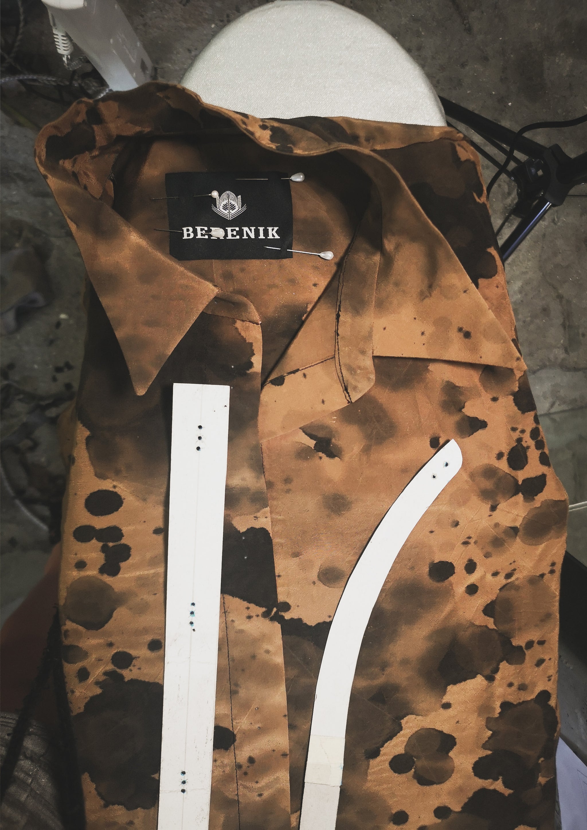 HOMEMADE - UNIQUE BLOUSE UNISEX - HAND PAINTED - light grey / salmon - BERENIK