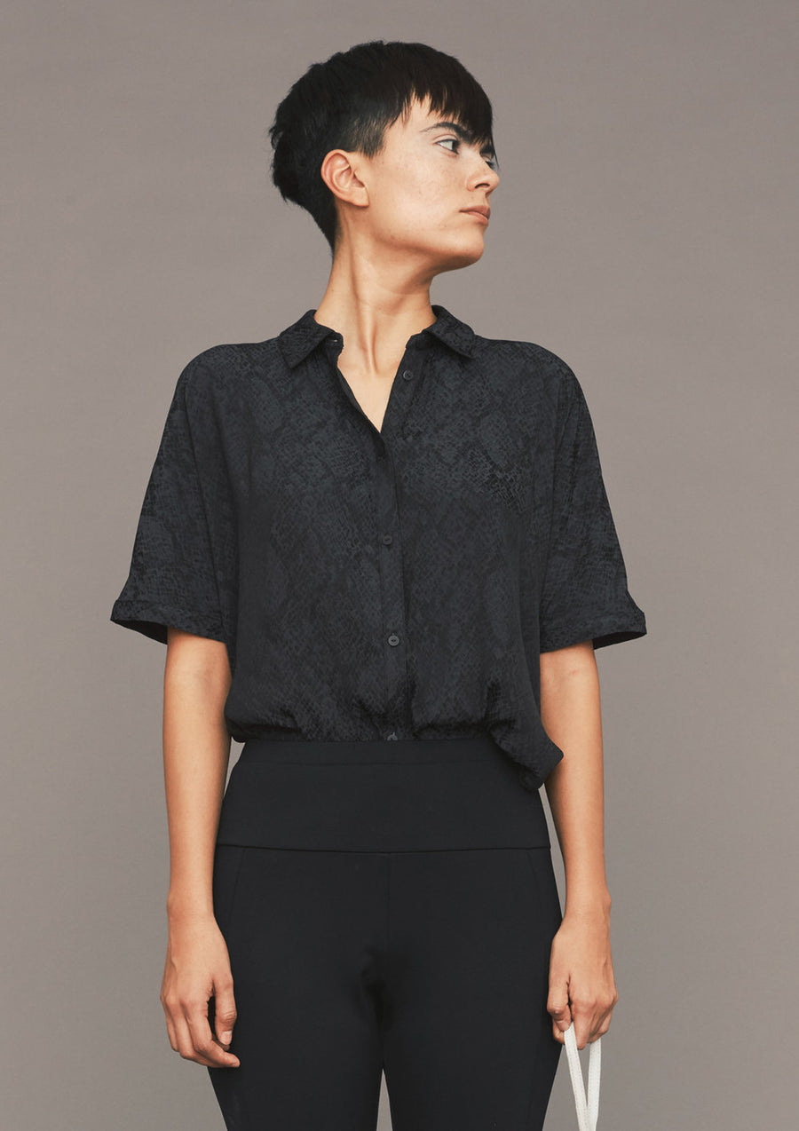 BLOUSE SHORT SLEEVES - JACQUARD SATIN black snake - BERENIK