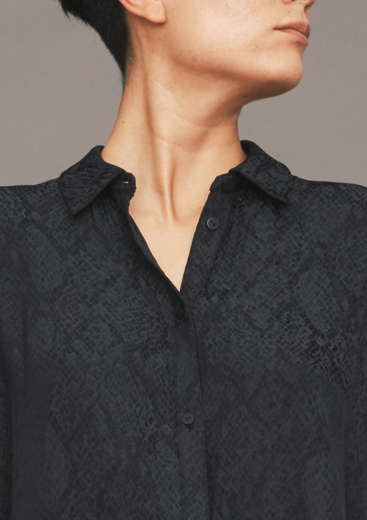 BLOUSE SHORT SLEEVES - JACQUARD SATIN black snake - BERENIK