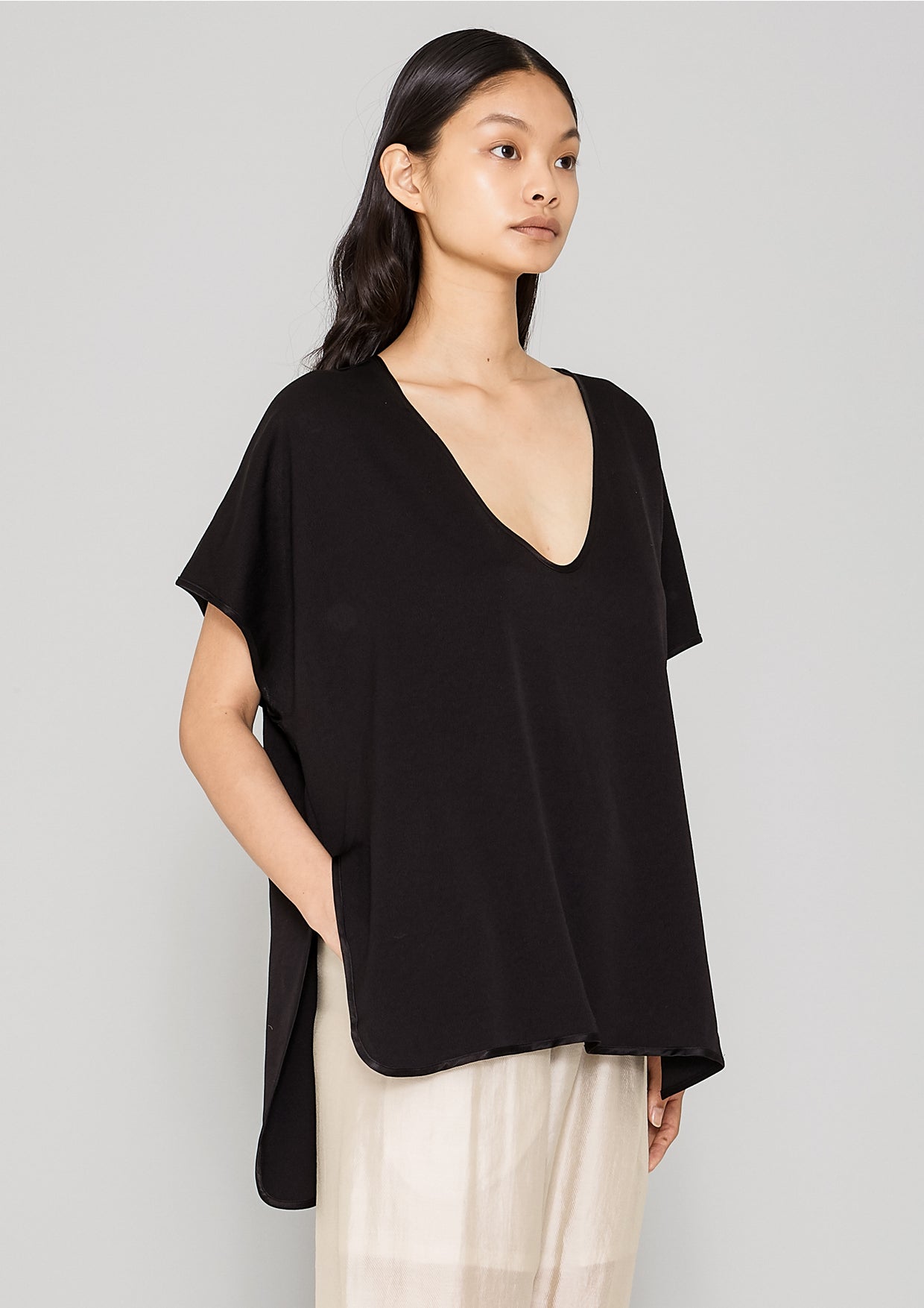 SHIRT SLEEVELESS V-COLLAR - HEAVY DRAPING black - BERENIK
