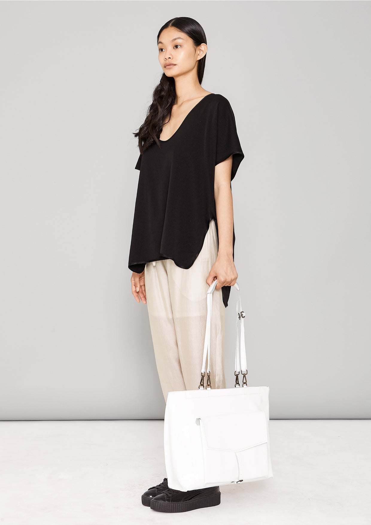 SHIRT SLEEVELESS V-COLLAR - HEAVY DRAPING black - BERENIK