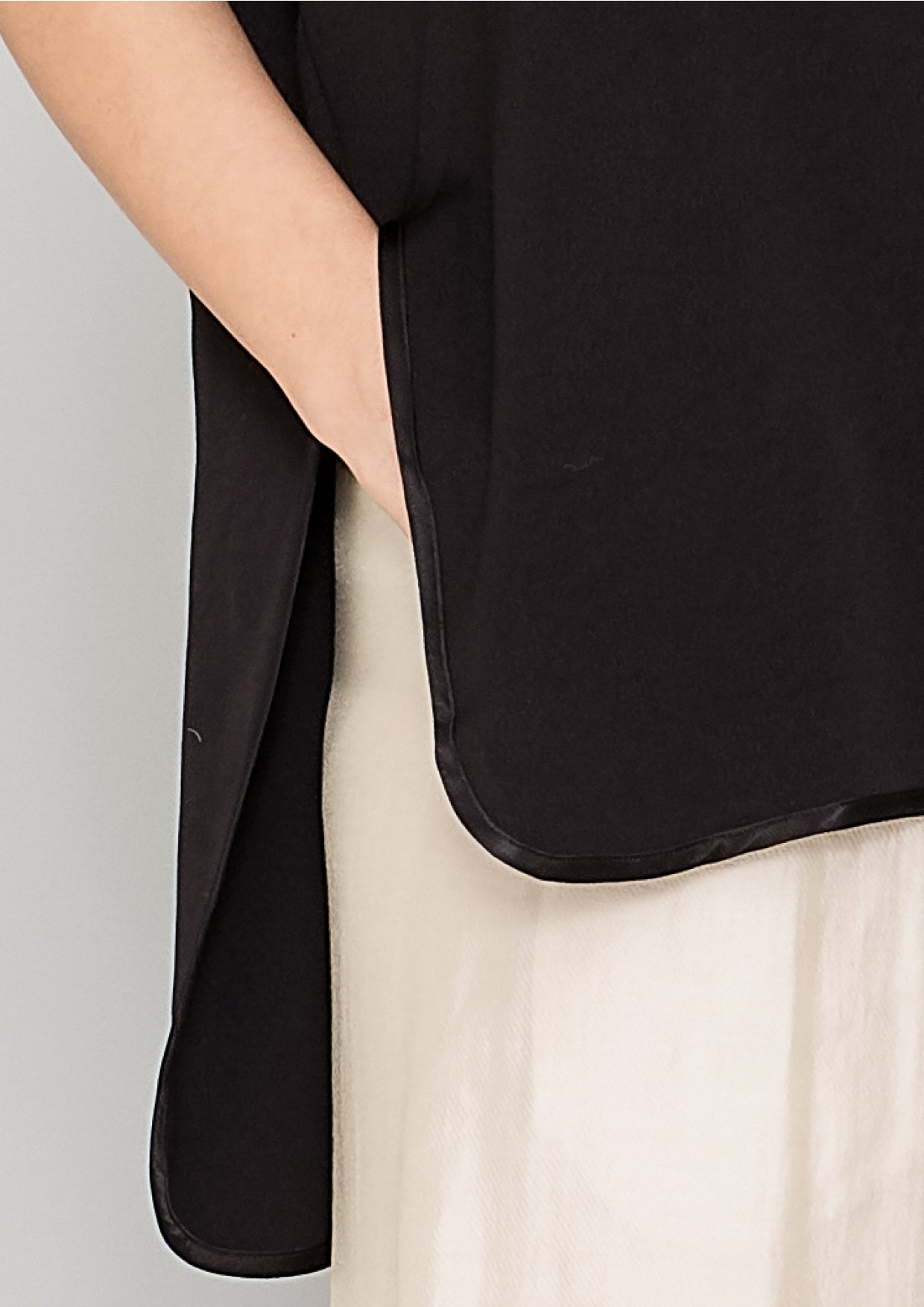 SHIRT SLEEVELESS V-COLLAR - HEAVY DRAPING black - BERENIK