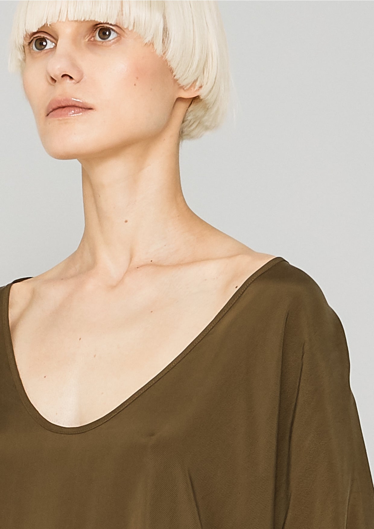 SHIRT SLEEVELESS V-COLLAR - SILKY CUPRO khaki - BERENIK