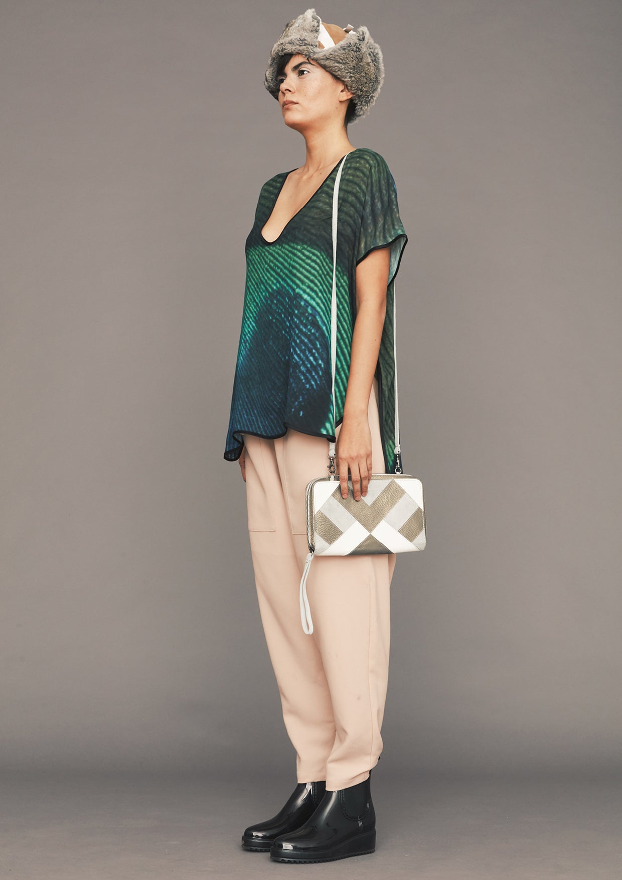 SHIRT SLEEVELESS V-COLLAR - SILKY CUPRO printed peacock - BERENIK