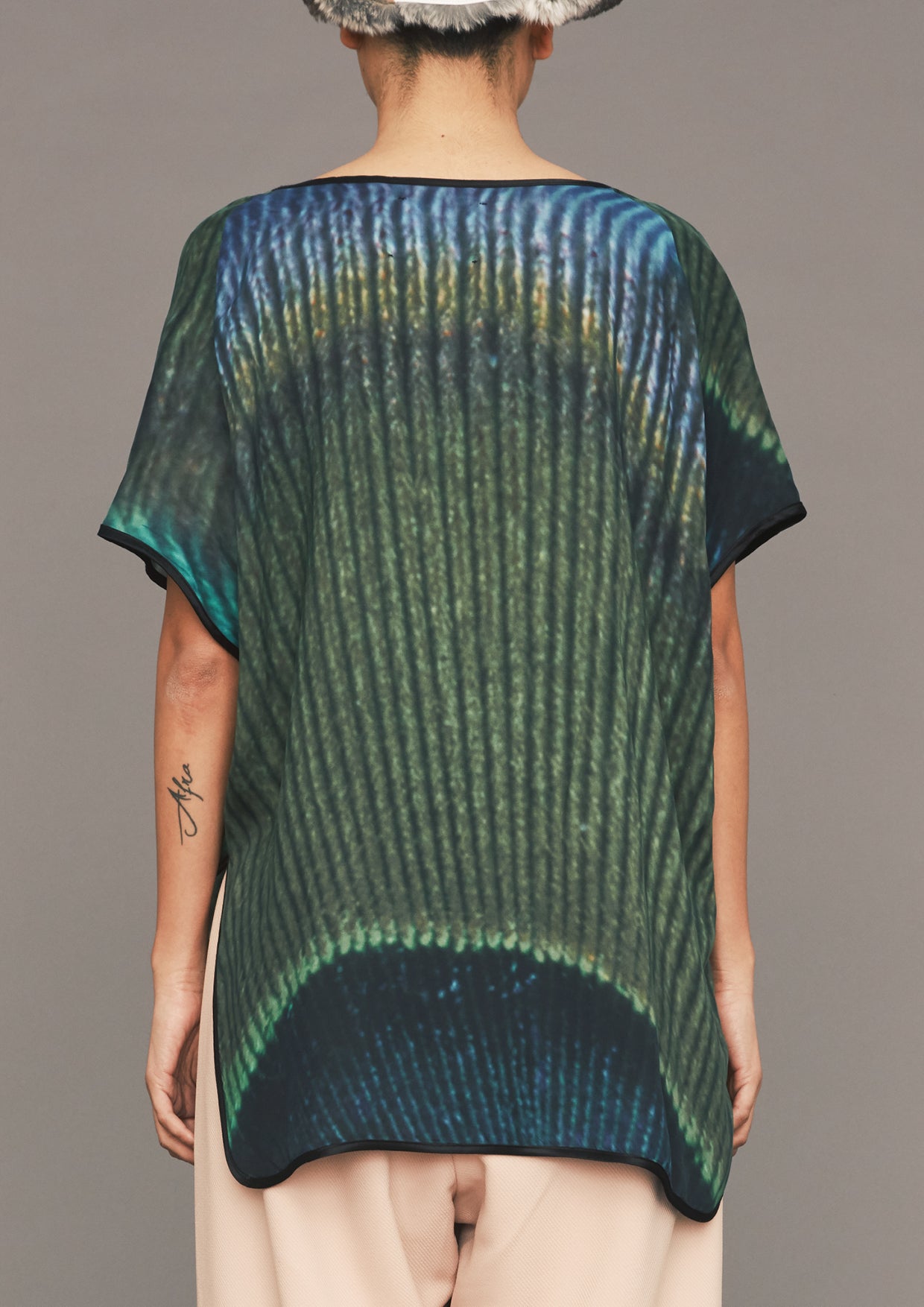 SHIRT SLEEVELESS V-COLLAR - SILKY CUPRO printed peacock - BERENIK