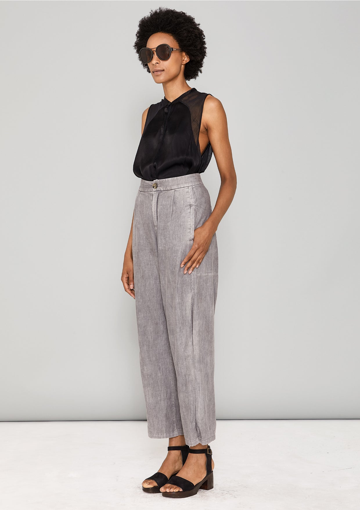 BLOUSE SLEEVELESS - SILKY RAYON SATIN black - BERENIK