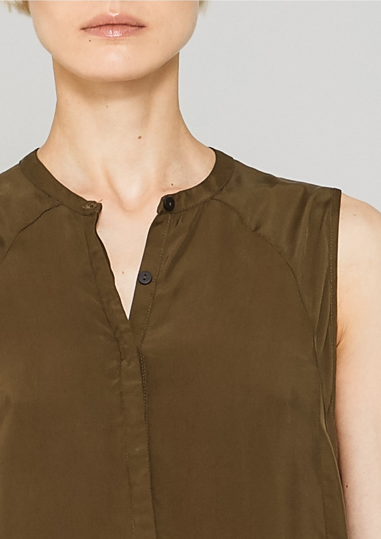 BLOUSE SLEEVELESS - SILKY CUPRO khaki - BERENIK