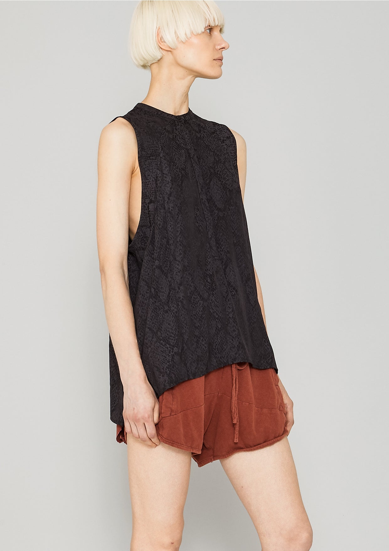 BLOUSE SLEEVELESS - JACQUARD SATIN black snake - BERENIK
