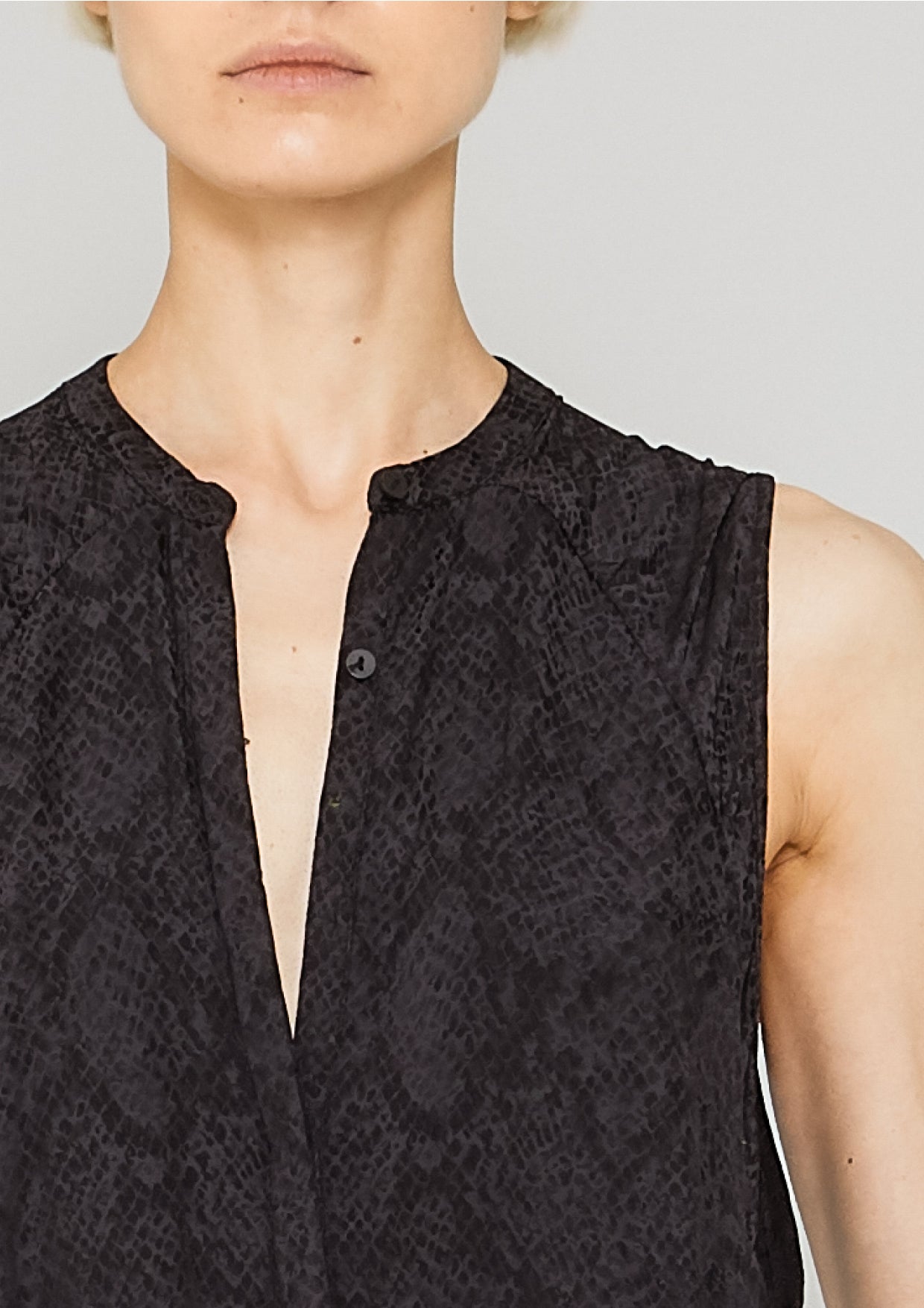 BLOUSE SLEEVELESS - JACQUARD SATIN black snake - BERENIK