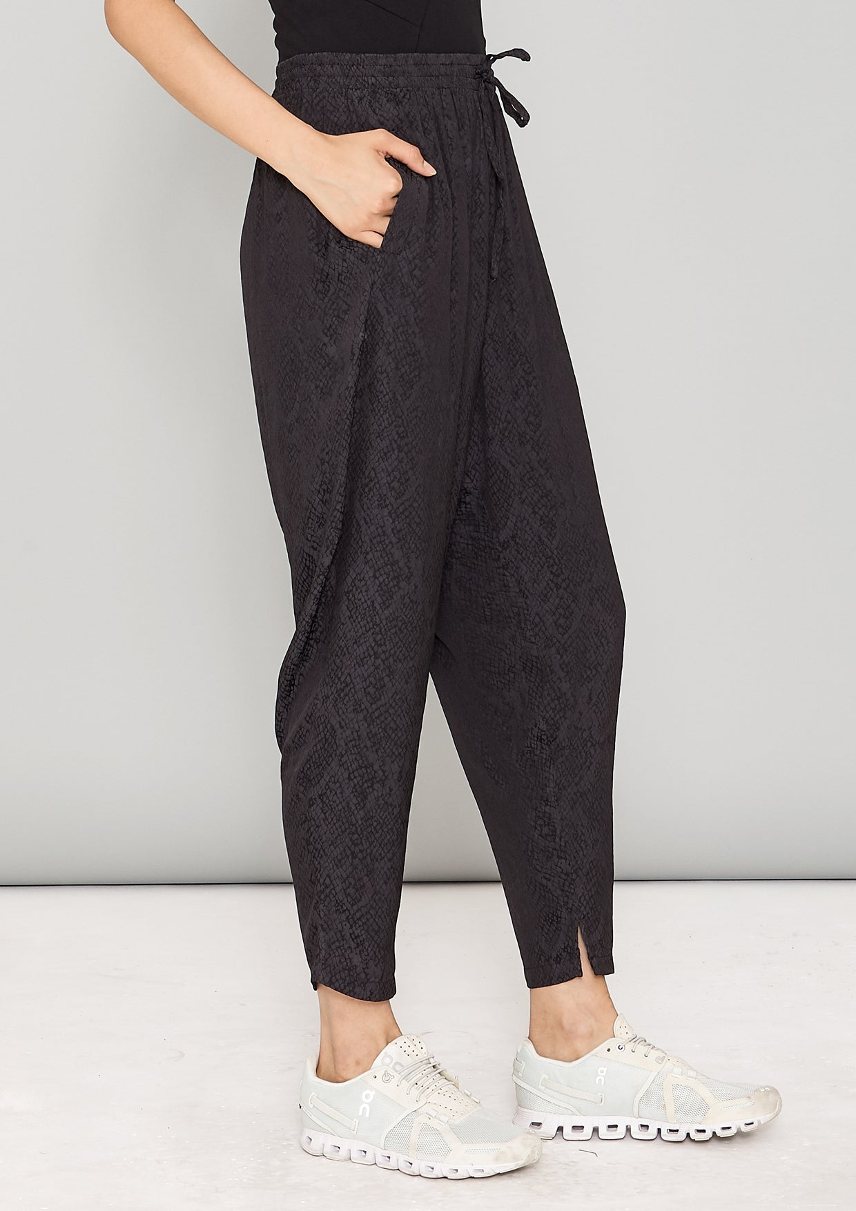 PANTS LOOSE ELASTIC- JACQUARD SATIN black snake - BERENIK