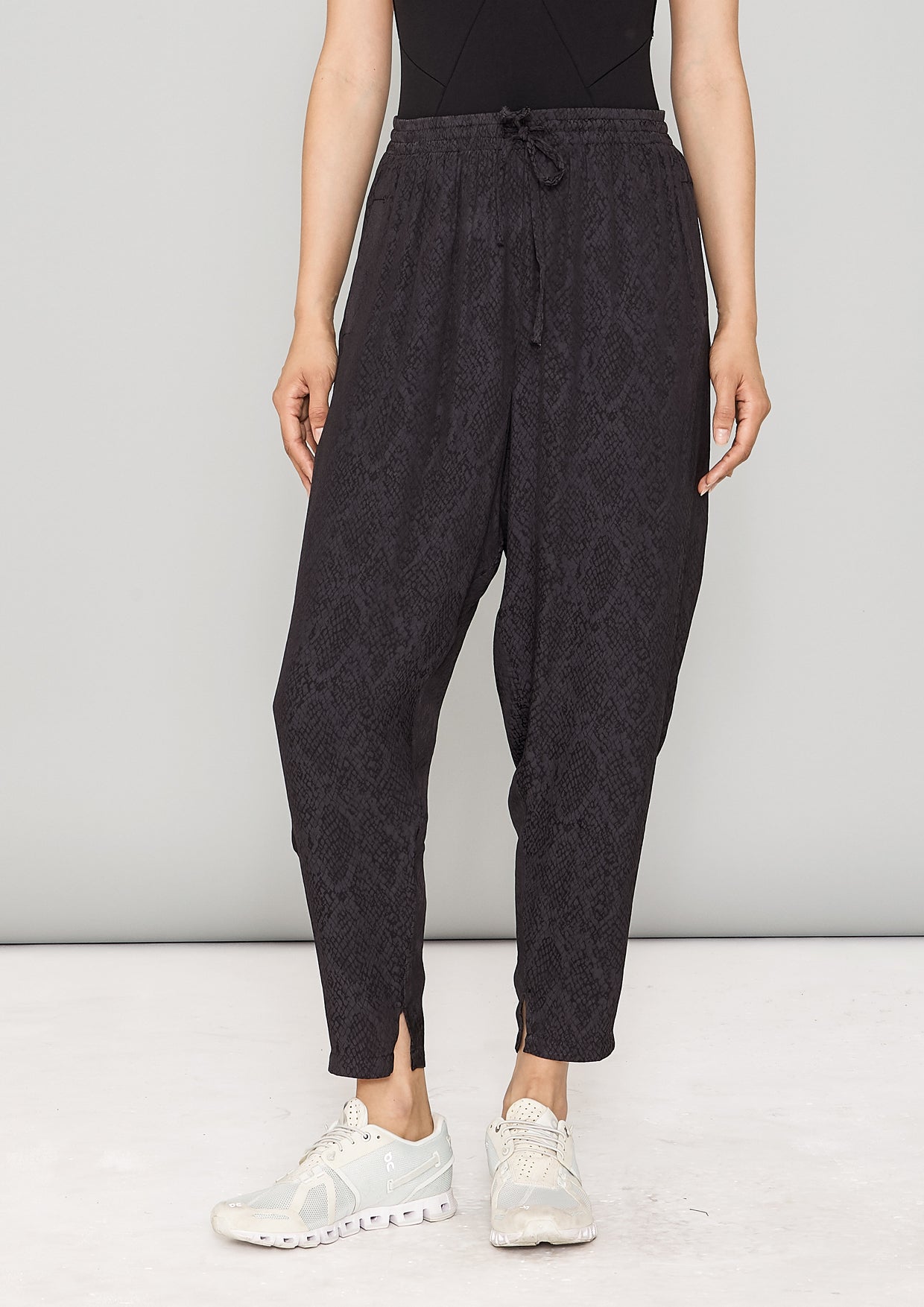 PANTS LOOSE ELASTIC- JACQUARD SATIN black snake - BERENIK