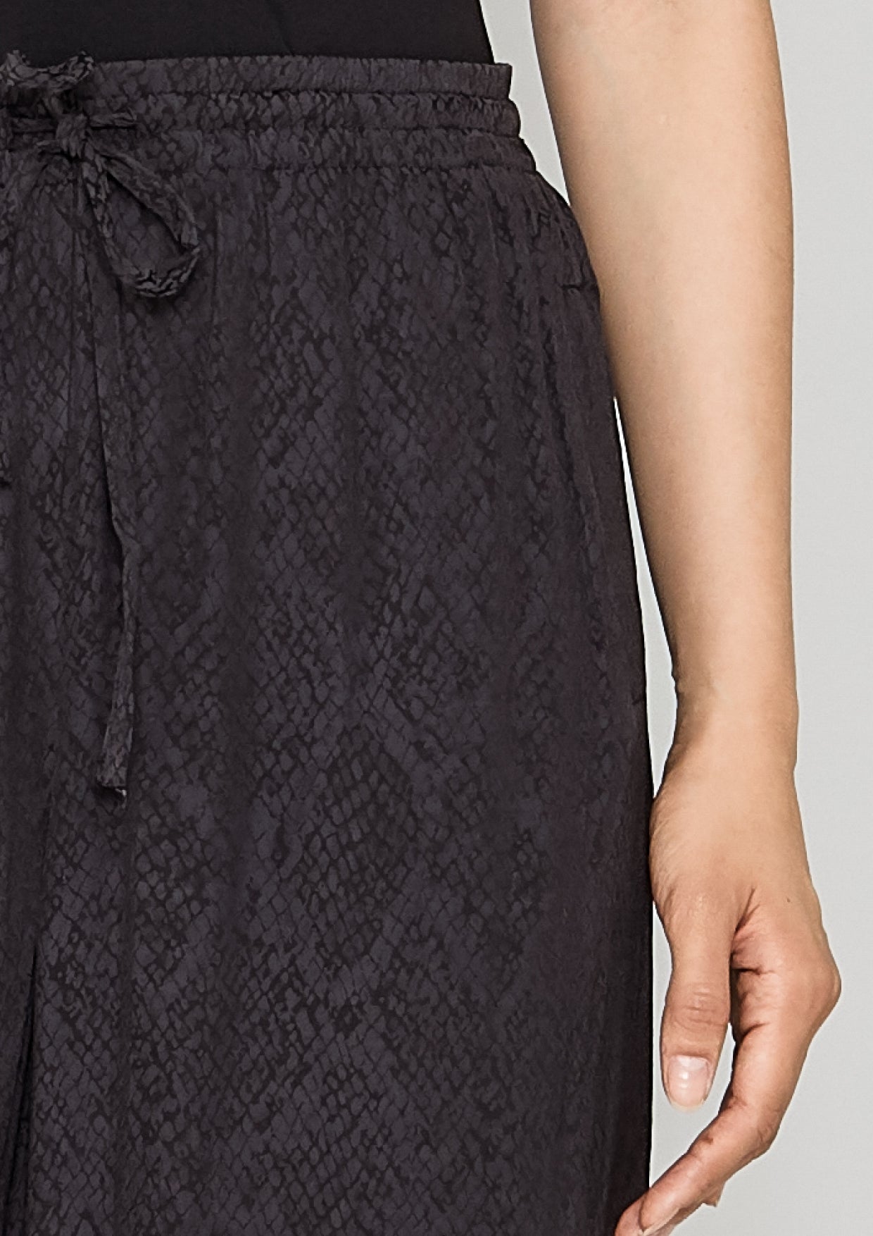 PANTS LOOSE ELASTIC- JACQUARD SATIN black snake - BERENIK