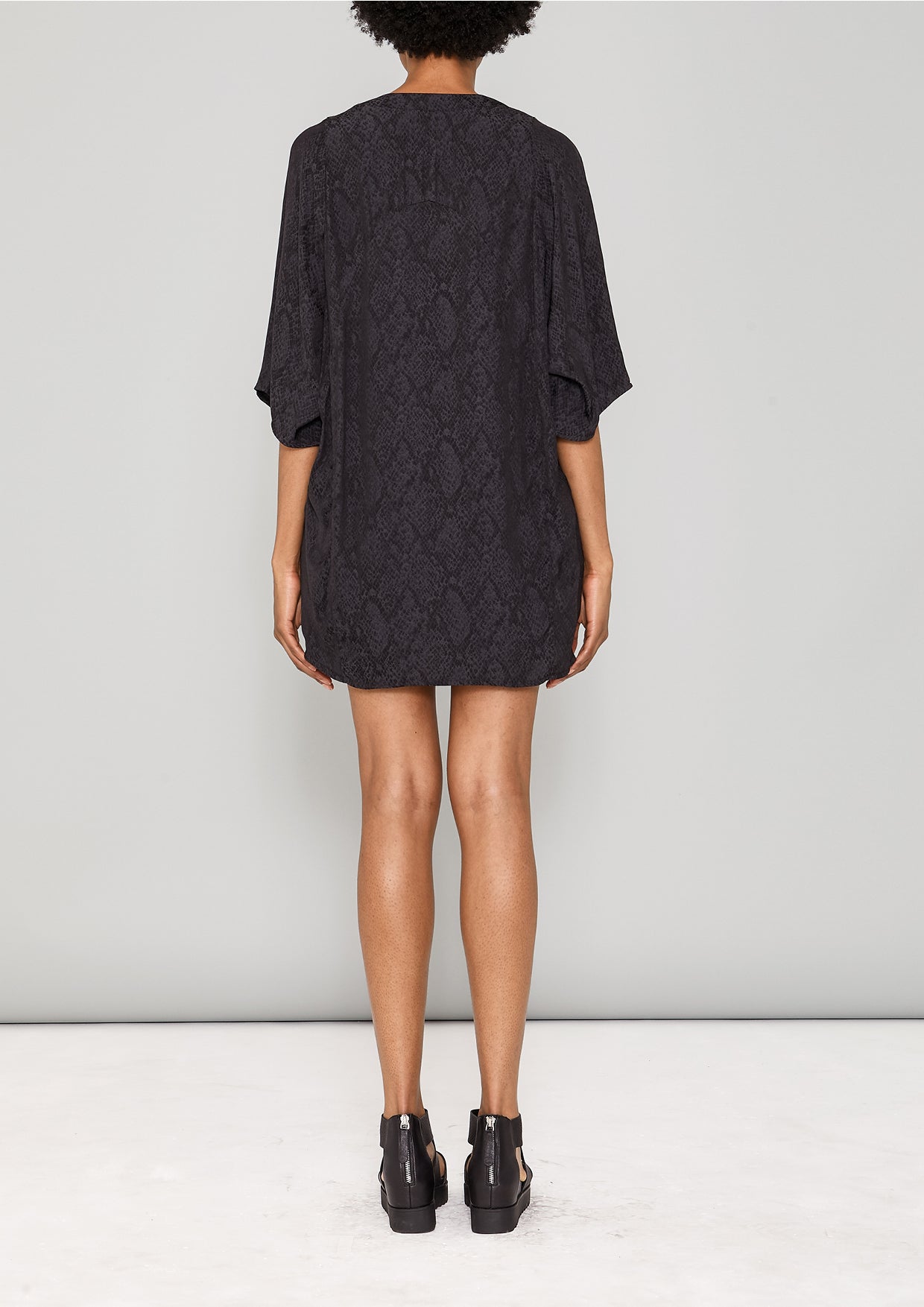 SHIRT V-COLLAR - JACQUARD SATIN black snake - BERENIK