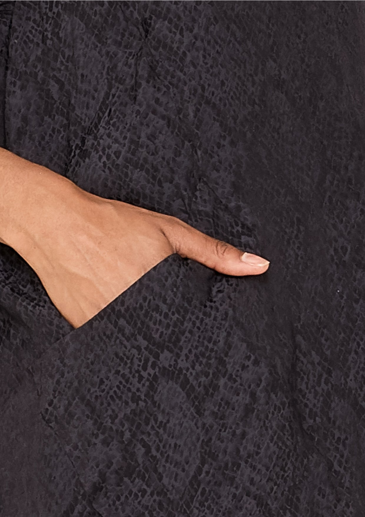 SHIRT V-COLLAR - JACQUARD SATIN black snake - BERENIK