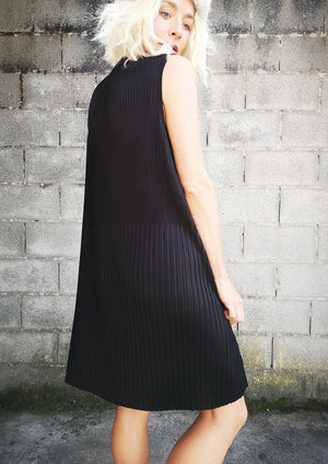 DRESS V-COLLAR SLEEVELESS - black pleated - BERENIK