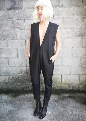 JUMPSUIT SLEEVELESS ZIP - SHINY TECHLACES black - BERENIK