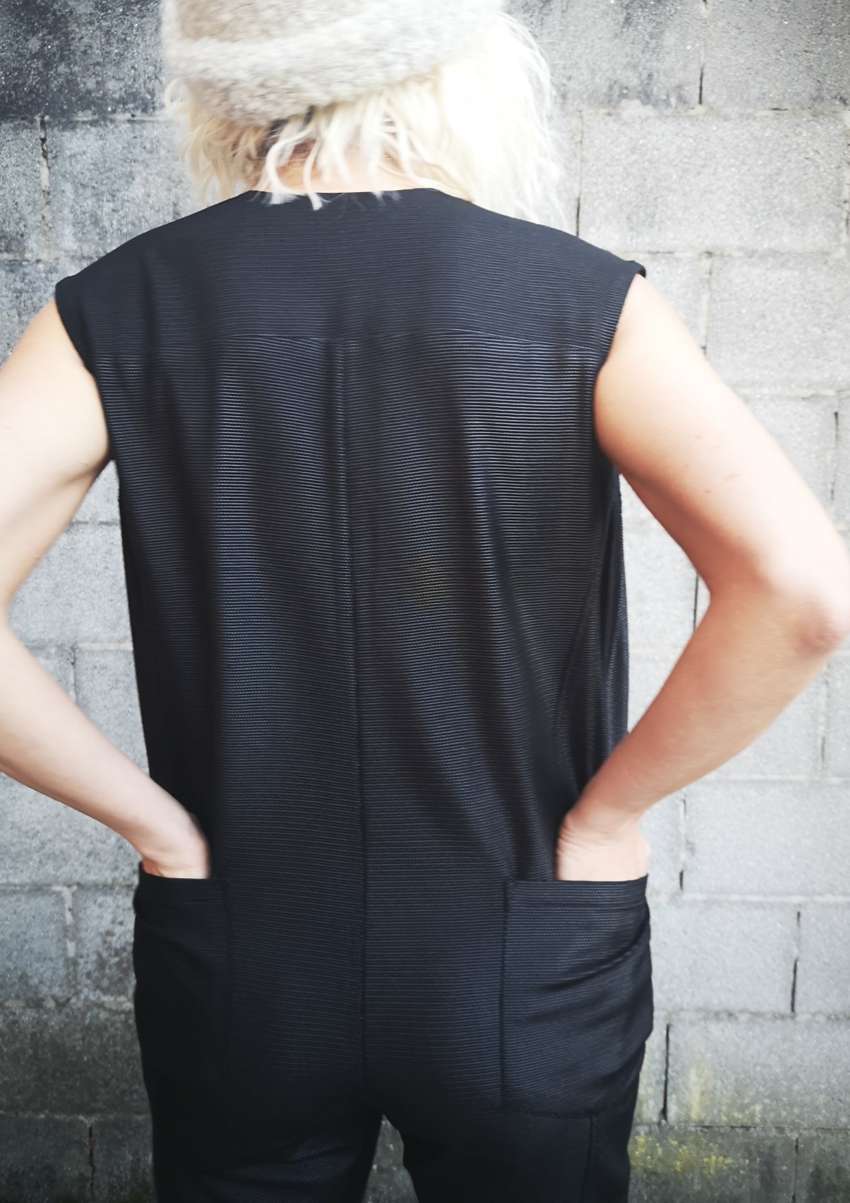 JUMPSUIT SLEEVELESS ZIP - SHINY TECHLACES black - BERENIK