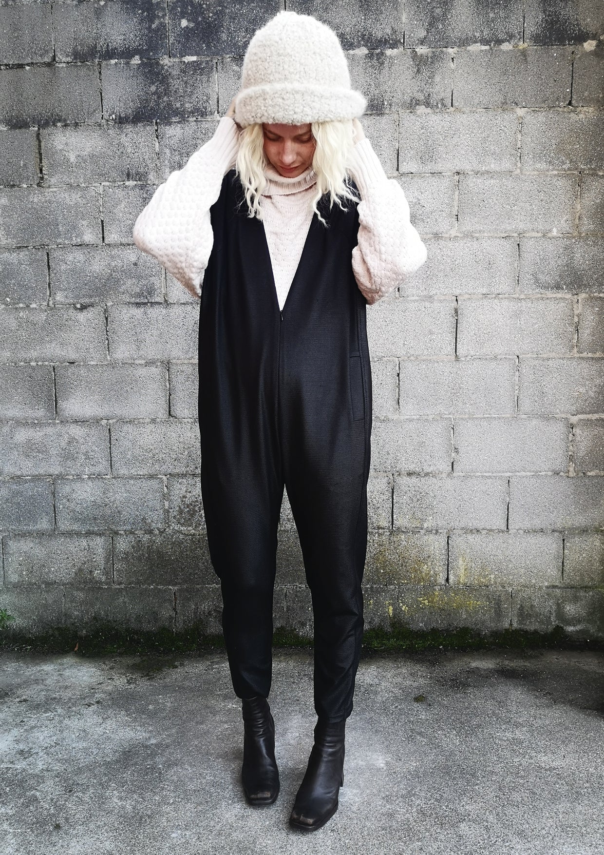 JUMPSUIT SLEEVELESS ZIP - SHINY TECHLACES black - BERENIK