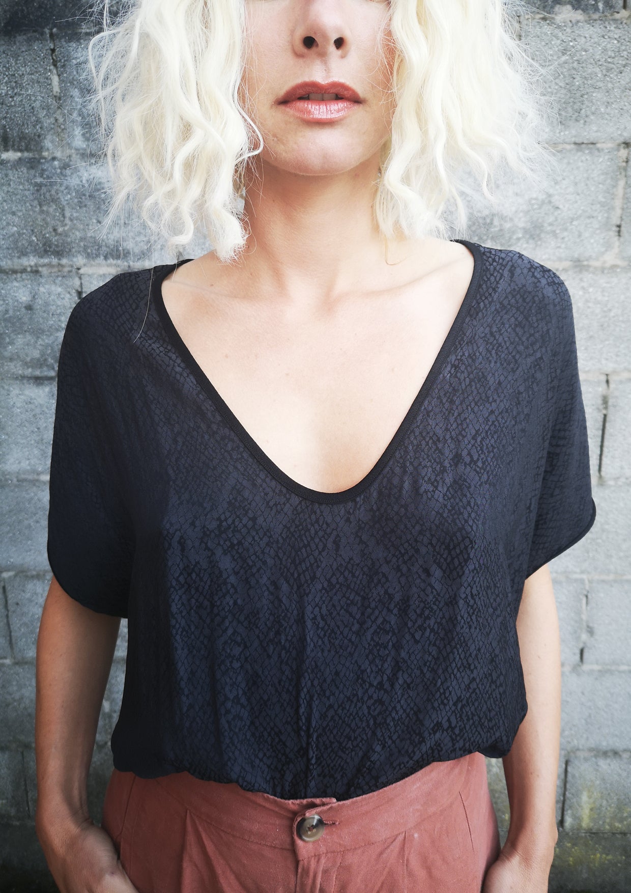 TOP SHORT SLEEVES WIDE - JACQUARD SATIN snake print black/dark grey - BERENIK