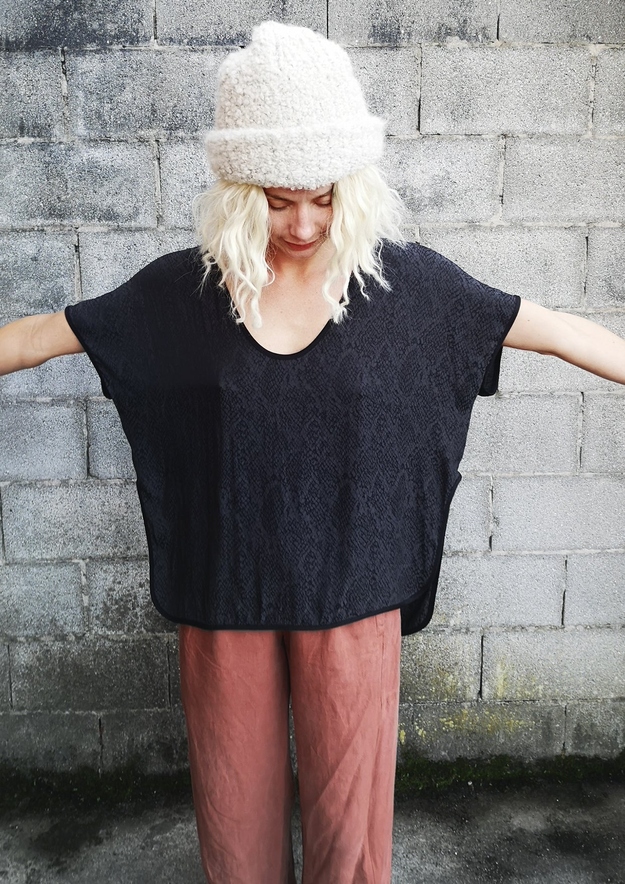 TOP SHORT SLEEVES WIDE - JACQUARD SATIN snake print black/dark grey - BERENIK