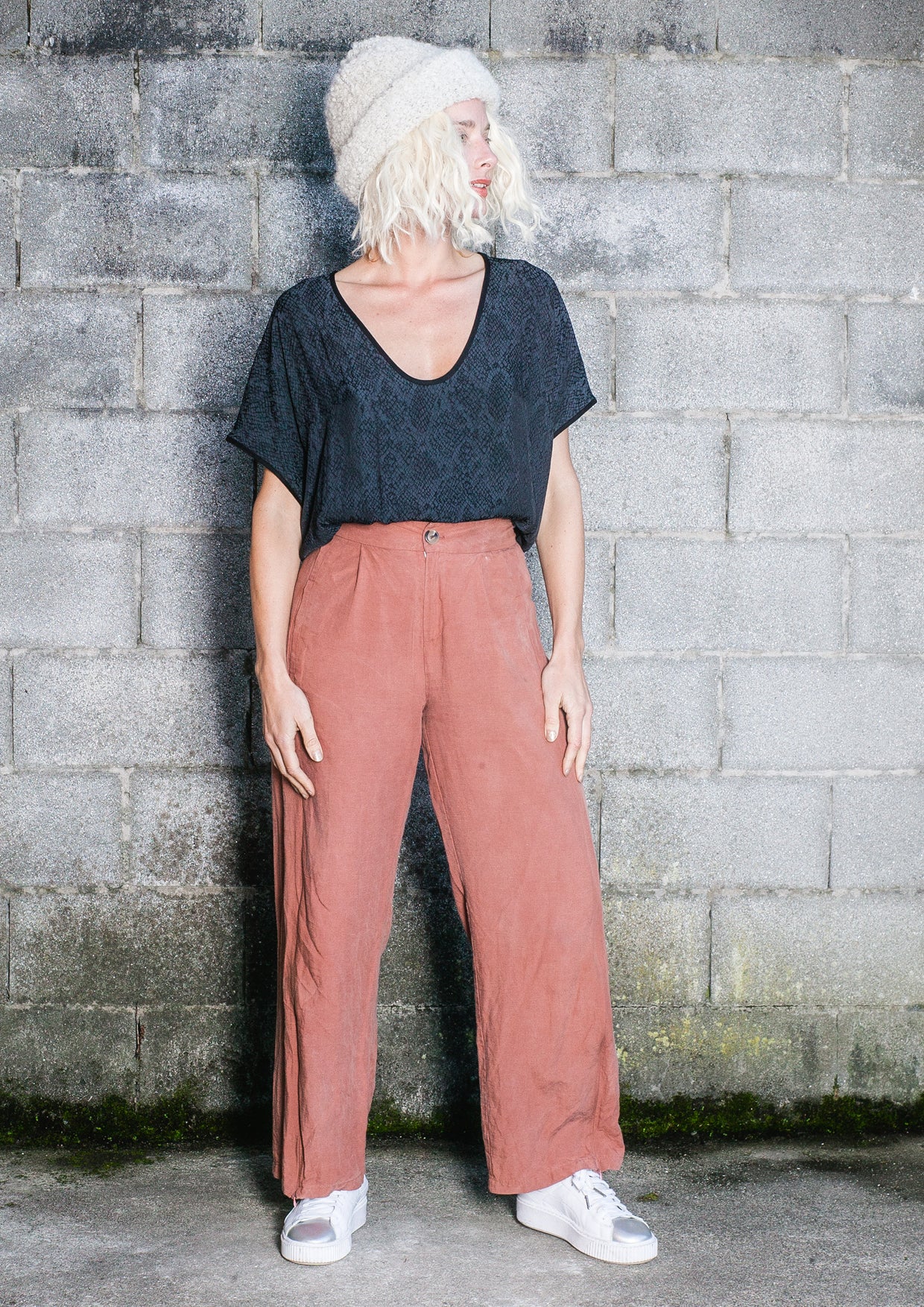 TOP SHORT SLEEVES WIDE - JACQUARD SATIN snake print black/dark grey - BERENIK