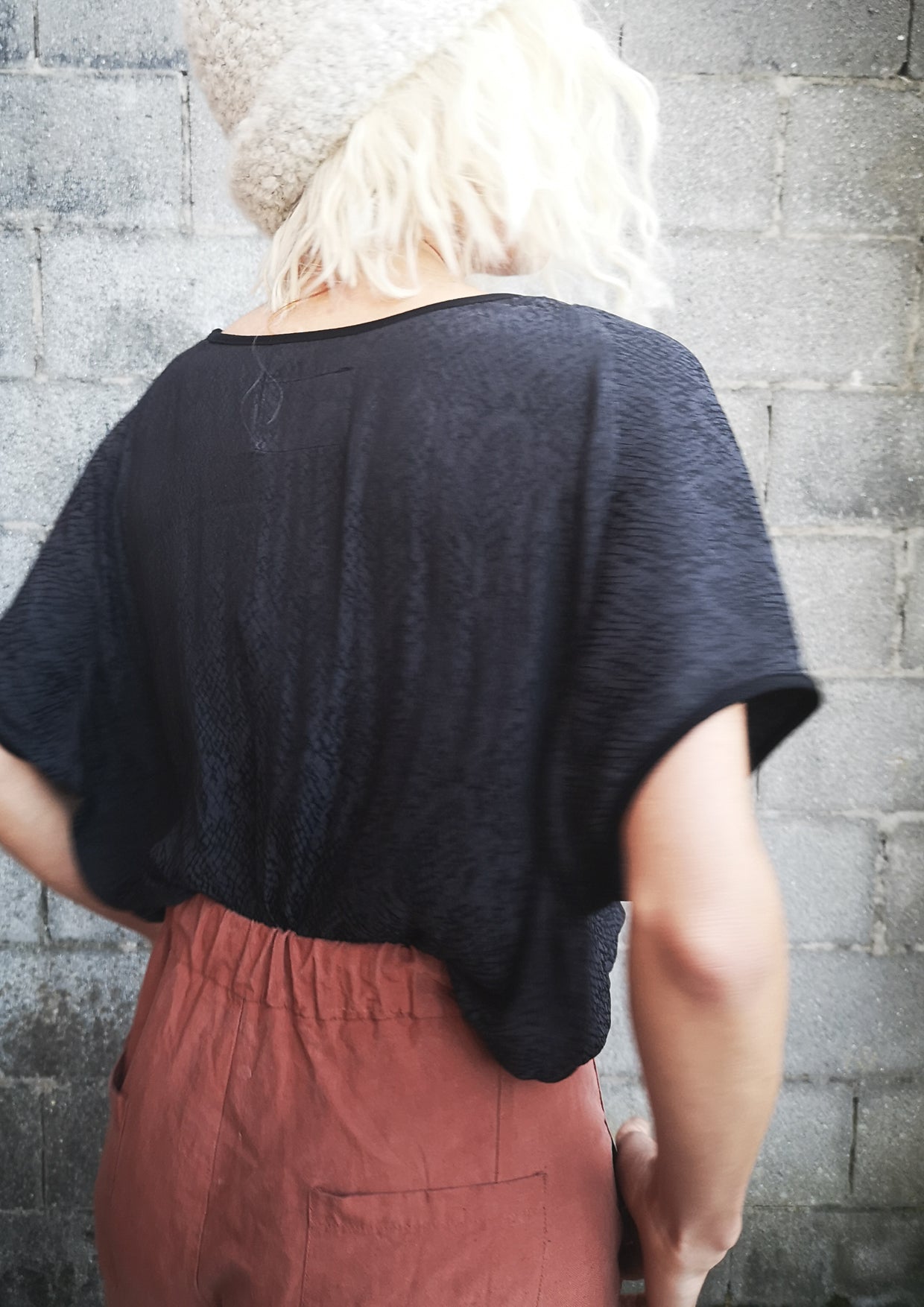 TOP SHORT SLEEVES WIDE - JACQUARD SATIN snake print black/dark grey - BERENIK