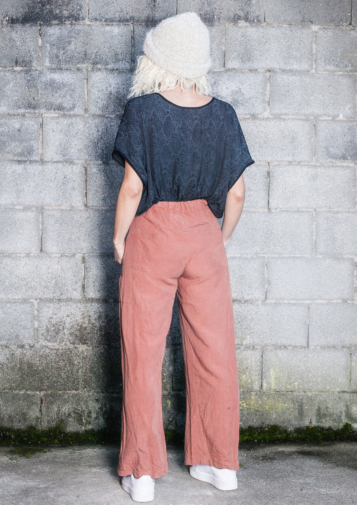 TOP SHORT SLEEVES WIDE - JACQUARD SATIN snake print black/dark grey - BERENIK