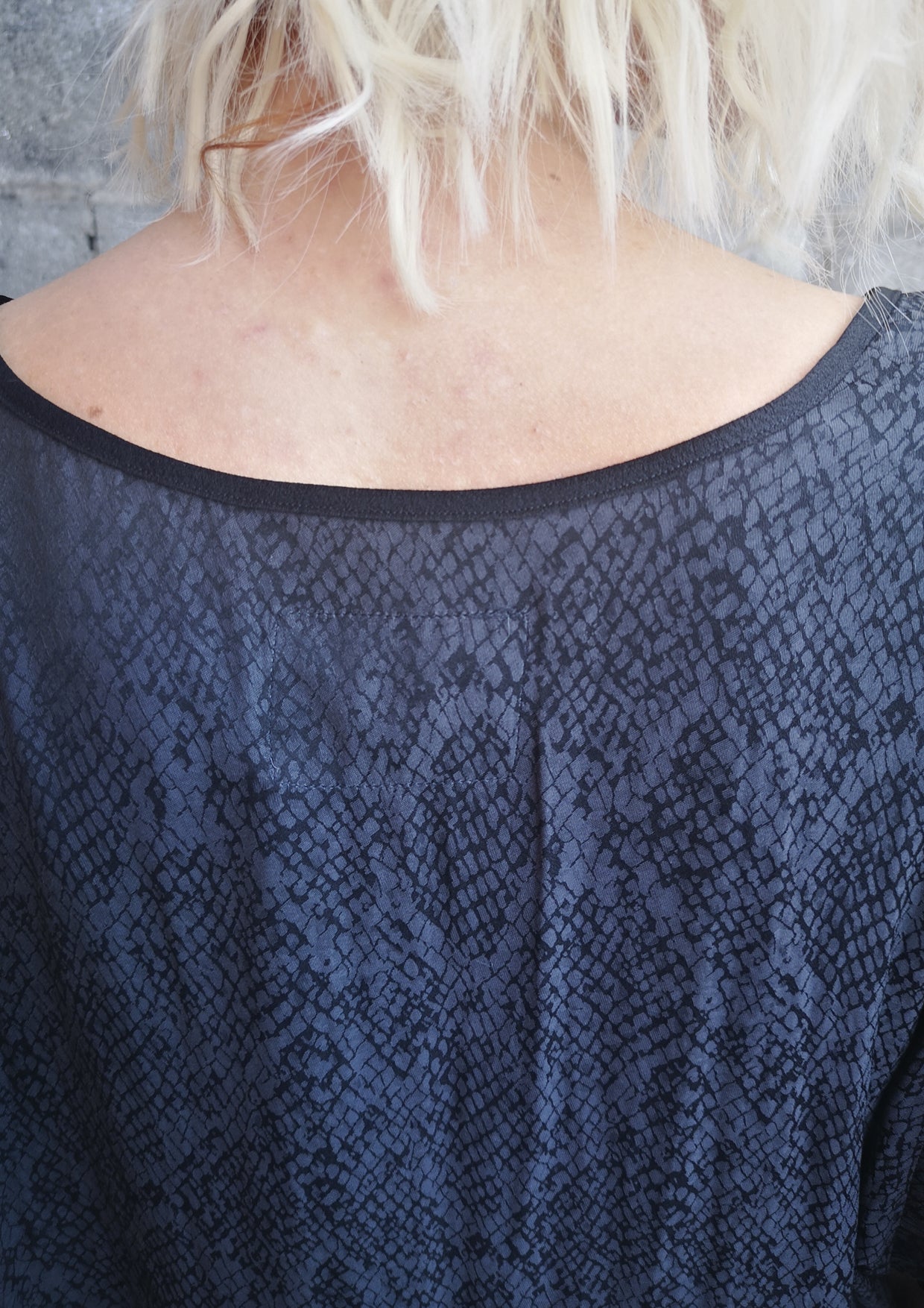 TOP SHORT SLEEVES WIDE - JACQUARD SATIN snake print black/dark grey - BERENIK