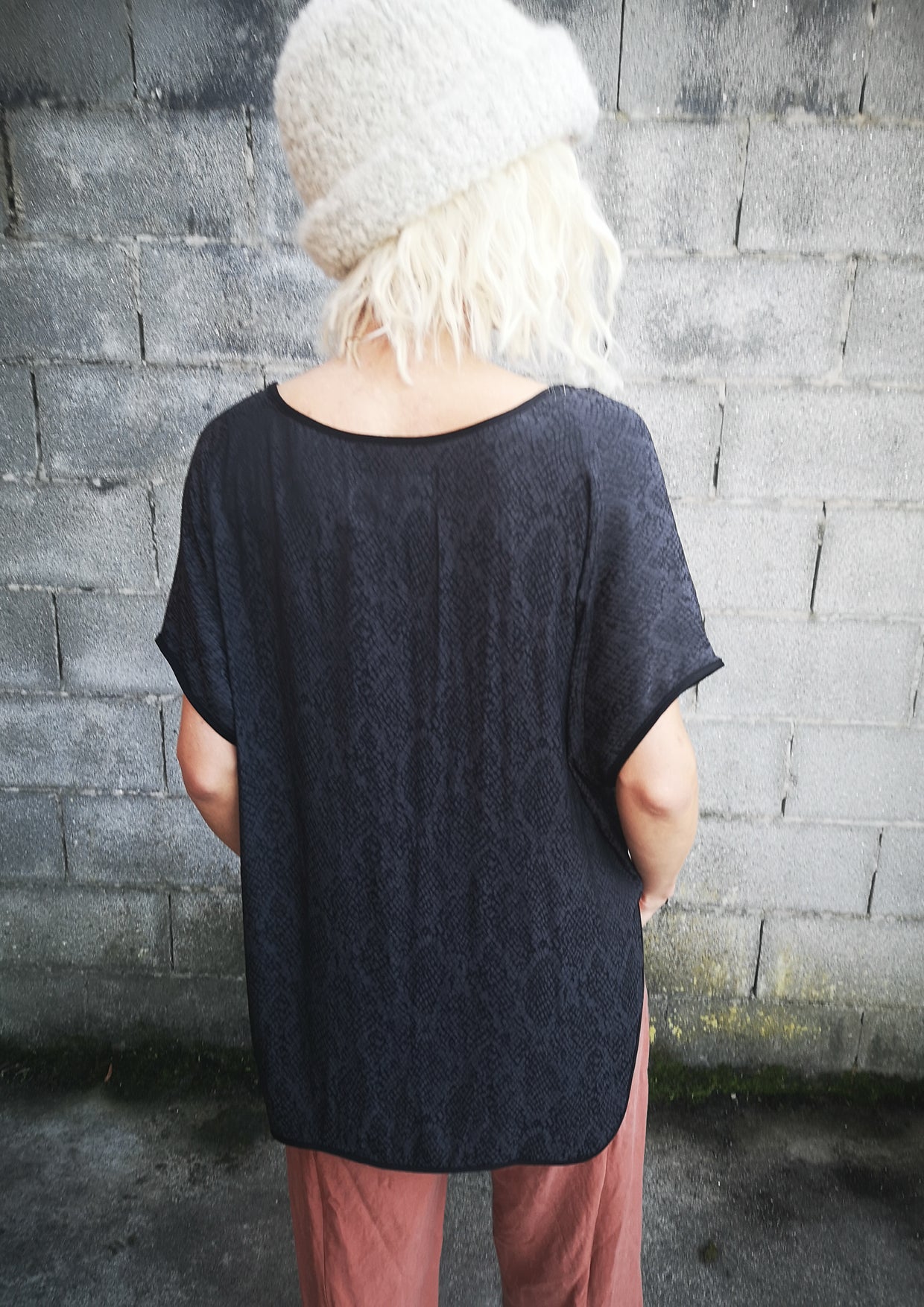 TOP SHORT SLEEVES WIDE - JACQUARD SATIN snake print black/dark grey - BERENIK