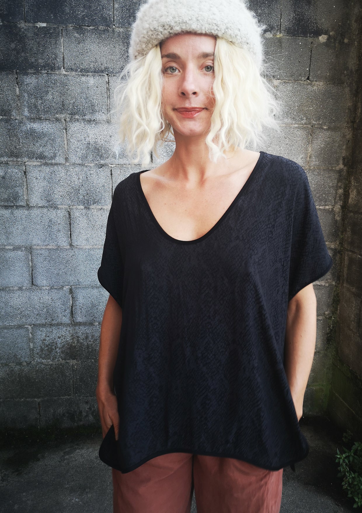 TOP SHORT SLEEVES WIDE - JACQUARD SATIN snake print black/dark grey - BERENIK