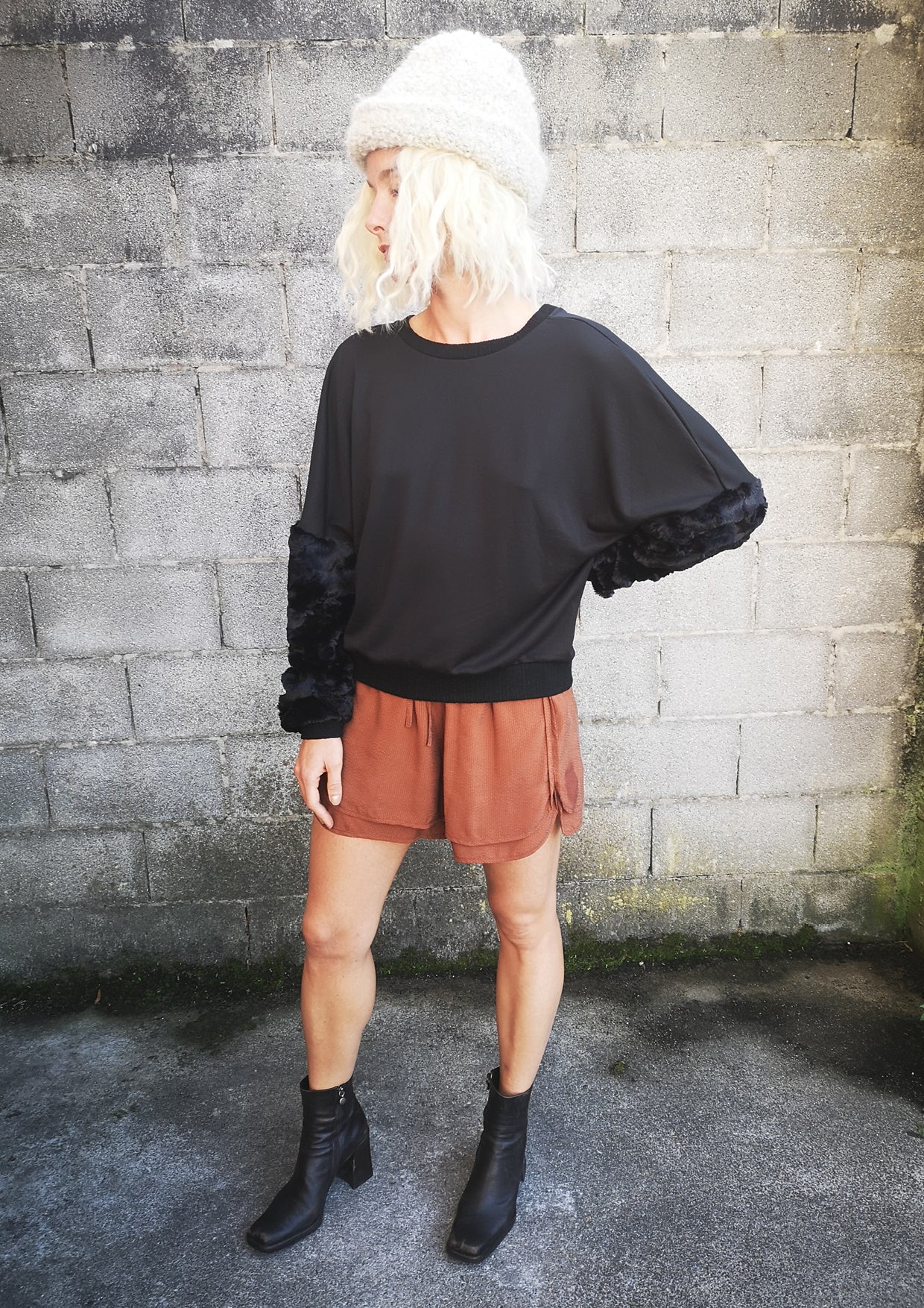 LIMITED EDITION - SWEATER FAUX FUR SLEEVES - black - BERENIK