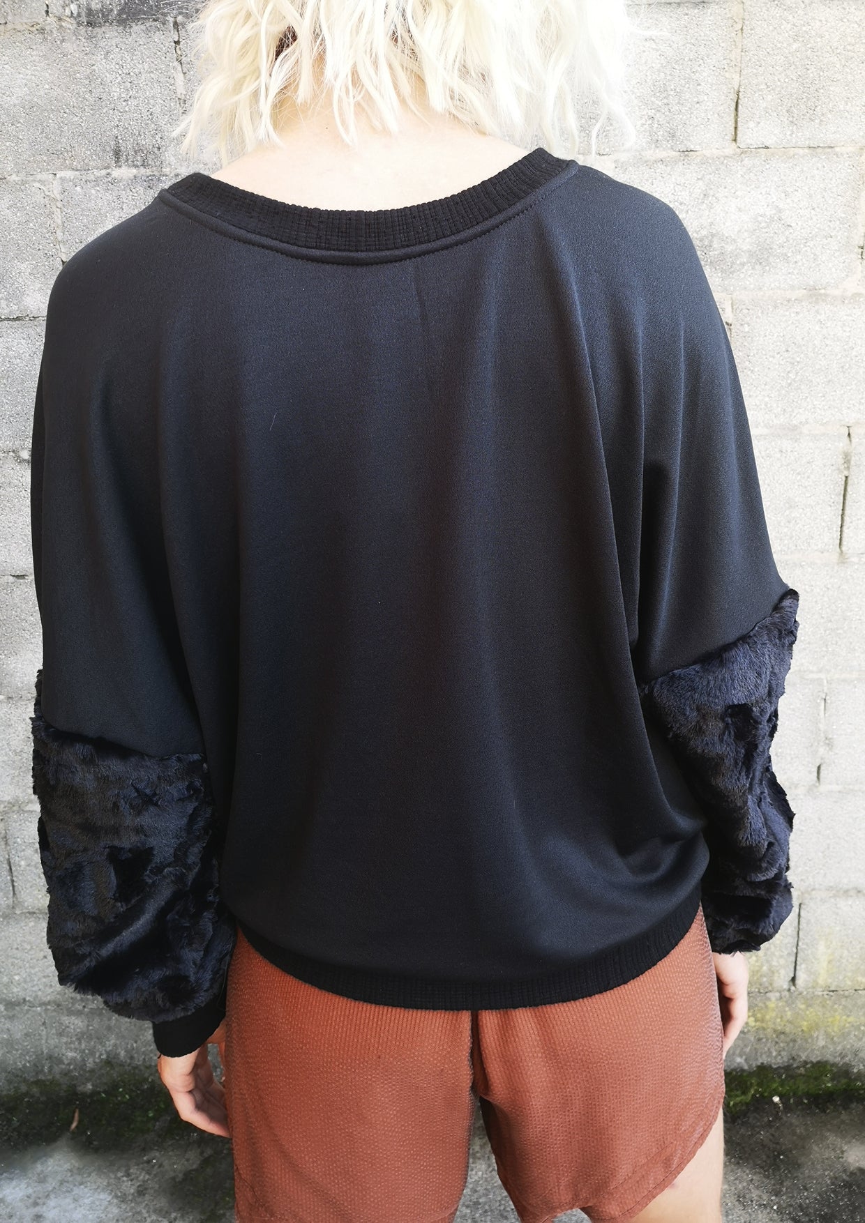 LIMITED EDITION - SWEATER FAUX FUR SLEEVES - black - BERENIK