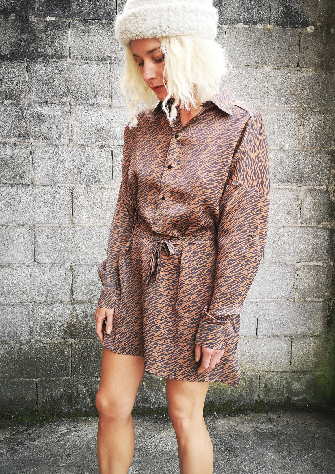 LIMITED EDITION - DRESS WITH BELT - PRINTED CUPRO grey/rust - BERENIK