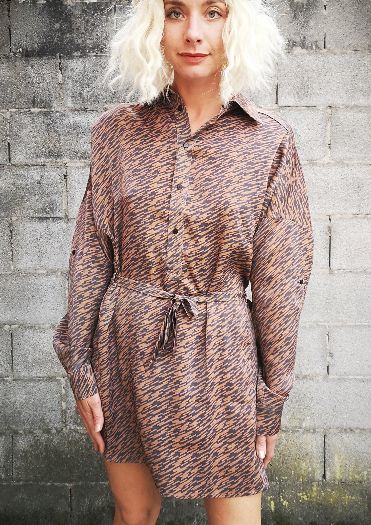 LIMITED EDITION - DRESS WITH BELT - PRINTED CUPRO grey/rust - BERENIK