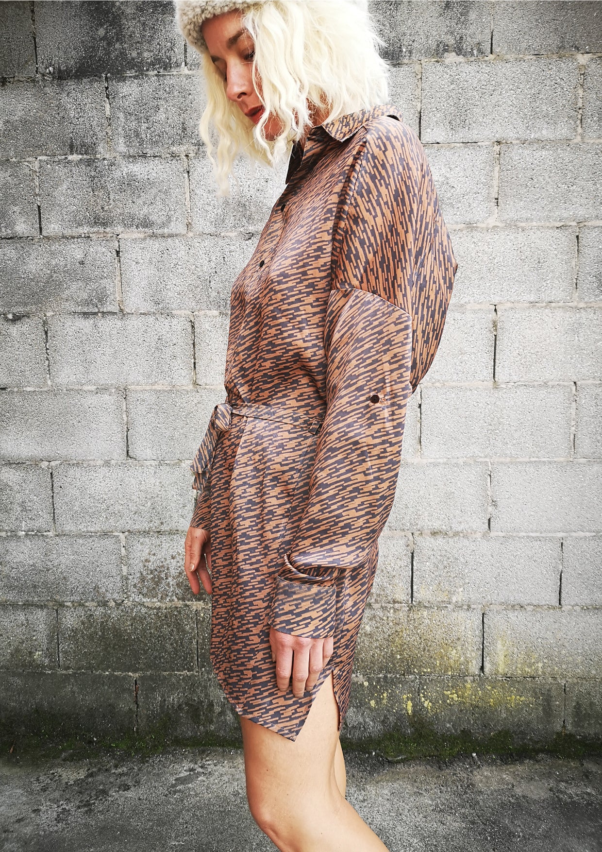 LIMITED EDITION - DRESS WITH BELT - PRINTED CUPRO grey/rust - BERENIK